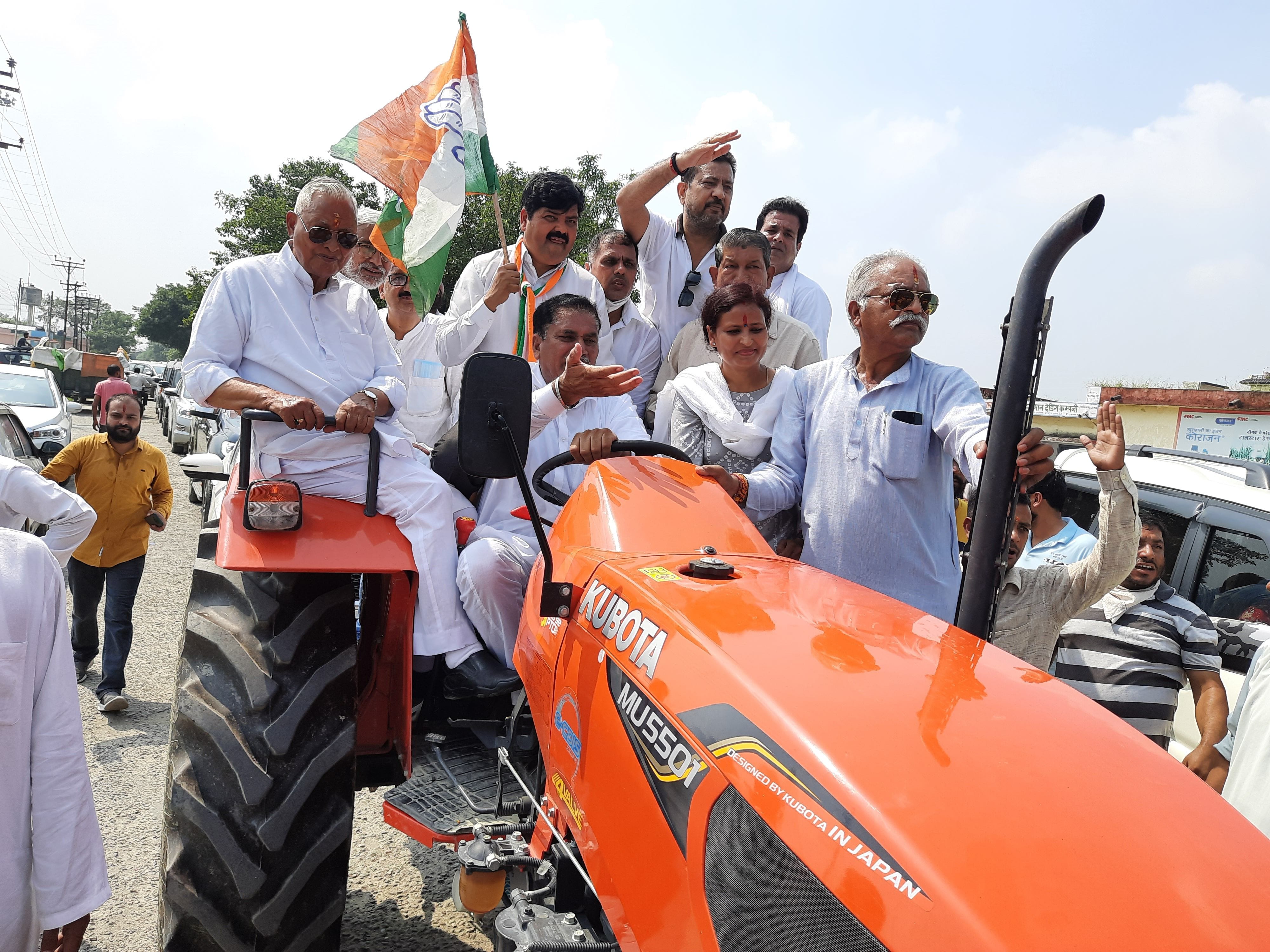 बाजपुर से लखीमपुर खीरी के लिए कूच करने से पहले ट्रैक्टर पर बैठकर मार्च निकालते कांग्रेसी