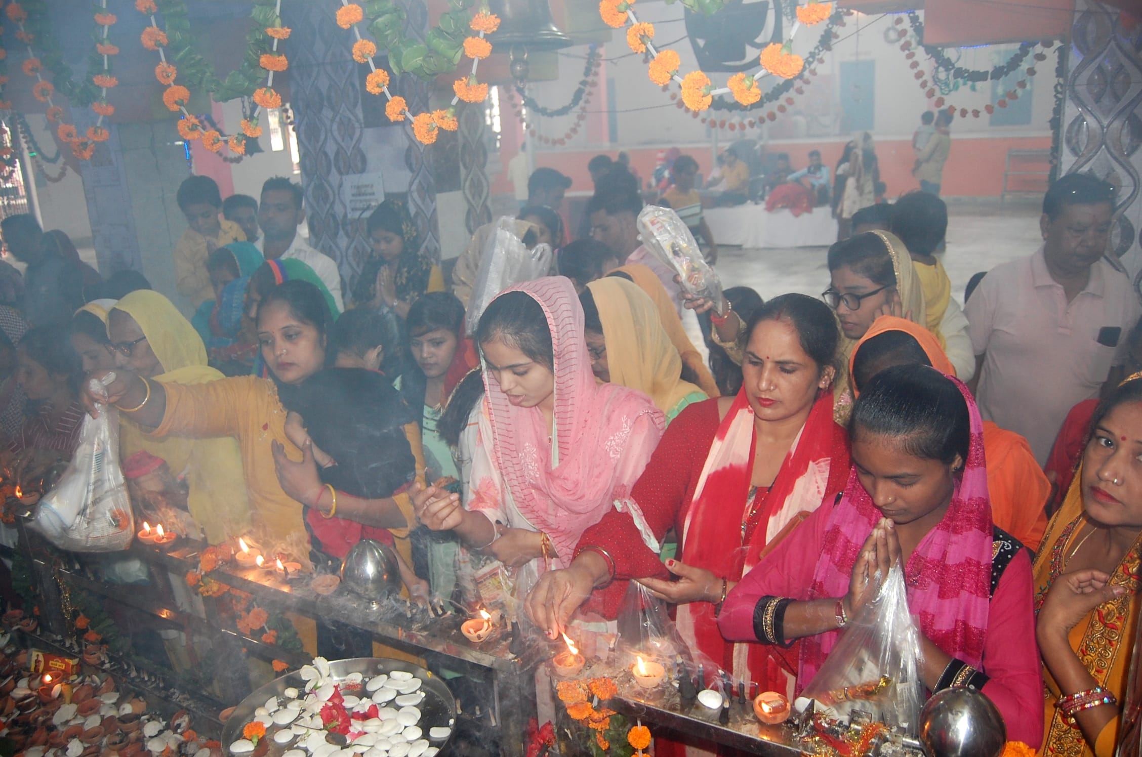 बिजनौर मे पहले नवरात्र पर मां चामुंडा देवी मंदिर पर उमड़ी श्रृदालुओं की भीड़।