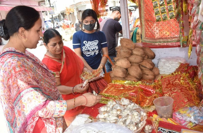रुद्रपुर बाजार में नवरात्रि पूजन के लिए प्रसाद खरीदतीं महिलाएं। रुद्रपुर बाजार में नवरात्रि पूजन के लिए प्रसाद खरीदतीं महिलाएं।