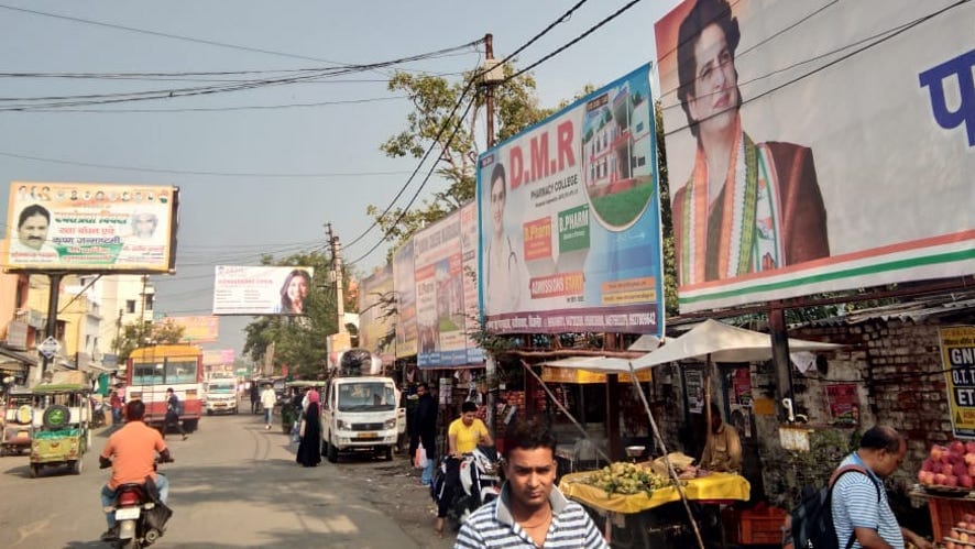 नजीबाबाद के मालगोदाम तिराहे पर लगे होर्डिंग्स।