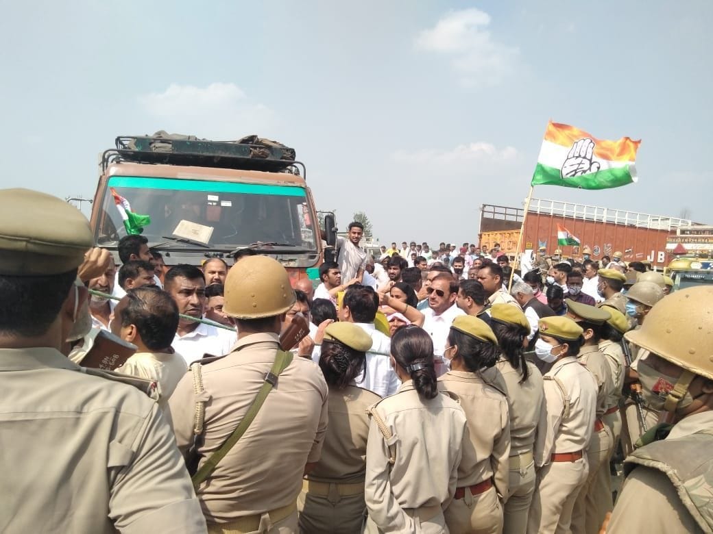 बापौली। सनौली-यूपी बॉर्डर पर यूपी पुलिस व कांग्रेस कार्यकर्ता हुए आमने-सामने । बापौली। सनौली-यूपी बॉर्डर पर यूपी पुलिस व कांग्रेस कार्यकर्ता हुए आमने-सामने ।