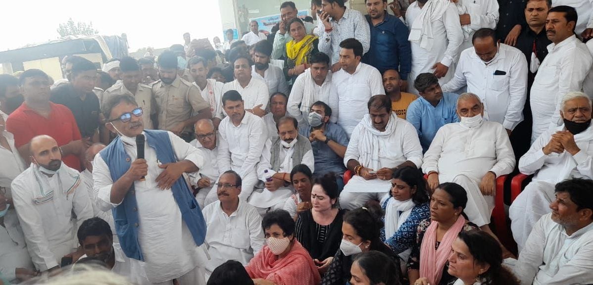 बापौली। सनौली-यूपी बॉर्डर पर यूपी पुलिस द्वारा कांग्रेस नेता पूर्व मुख्यमंत्री भूपेंद्र सिंह ह? बापौली। सनौली-यूपी बॉर्डर पर यूपी पुलिस द्वारा कांग्रेस नेता पूर्व मुख्यमंत्री भूपेंद्र सिंह ह?