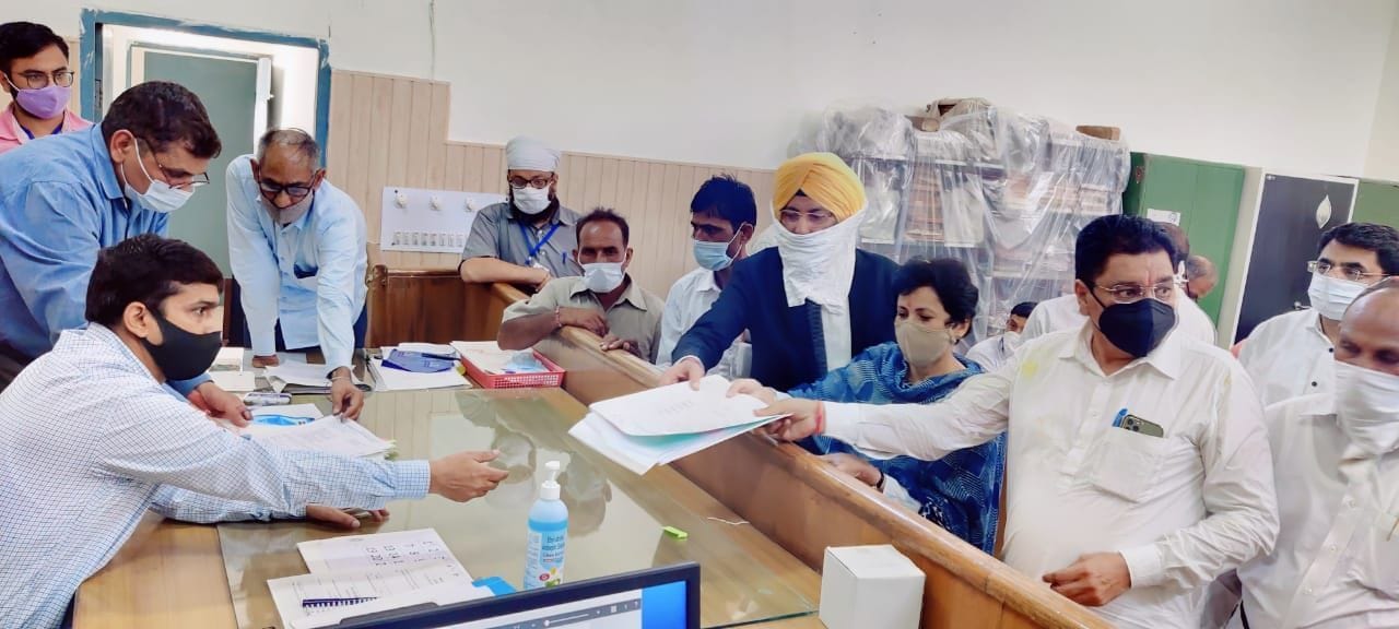 पवन बैनीवाल के साथ कांग्रेस प्रदेशाध्यक्ष कुमारी सैलेजा नामांकर दर्ज करवाते हुए। पवन बैनीवाल के साथ कांग्रेस प्रदेशाध्यक्ष कुमारी सैलेजा नामांकर दर्ज करवाते हुए।