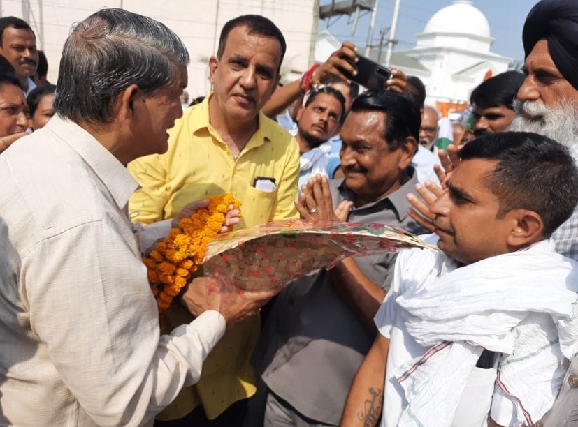 रुद्रपुर में पूर्व सीएम हरीश रावत का स्वागत करते पूर्व मंत्री बेहड़ व कार्यकर्ता।