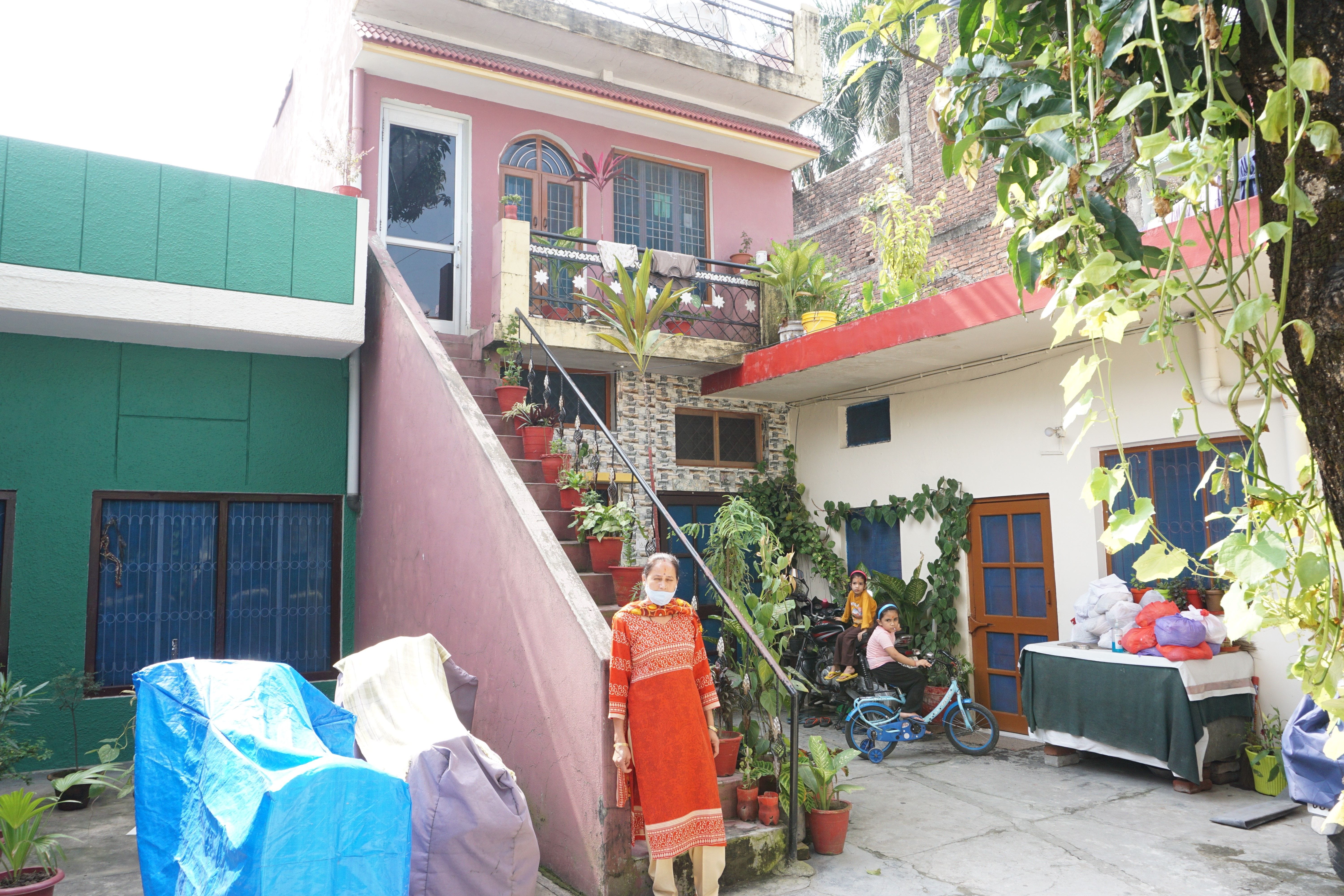 इस दो मंजिला घर में चल रहा है चुक्खुवाला मोहल्ले में आंगनवाड़ी दो नंबर आंगनबाड़ी केंद्र। संवाद 