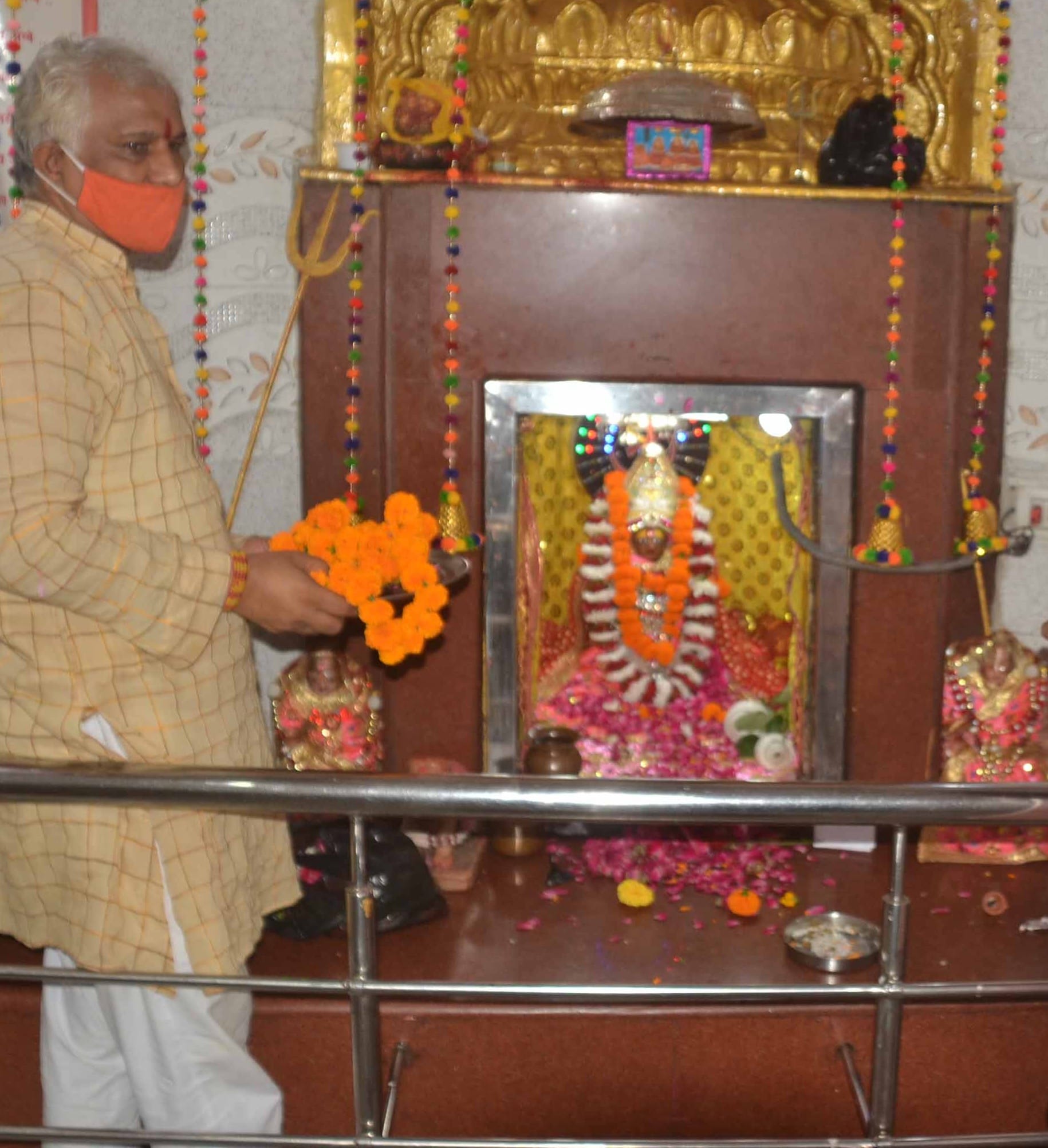 शामली के आठ्ठेवाला मंदिर में पूजा करते पंडित।