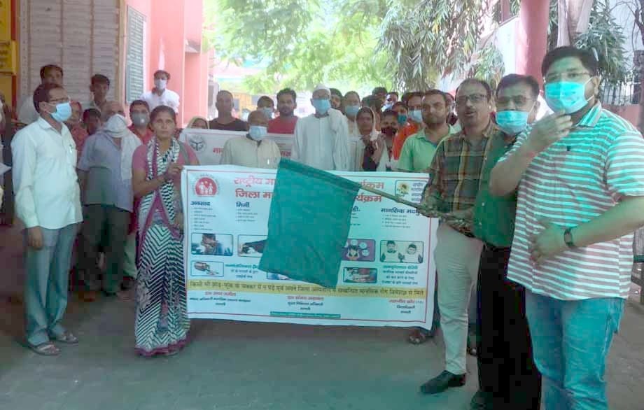 शामली सीएचसी में रैली को झंडी दिखाते एसीएमओ और चिकित्सा अधीक्षक। शामली सीएचसी में रैली को झंडी दिखाते एसीएमओ और चिकित्सा अधीक्षक।