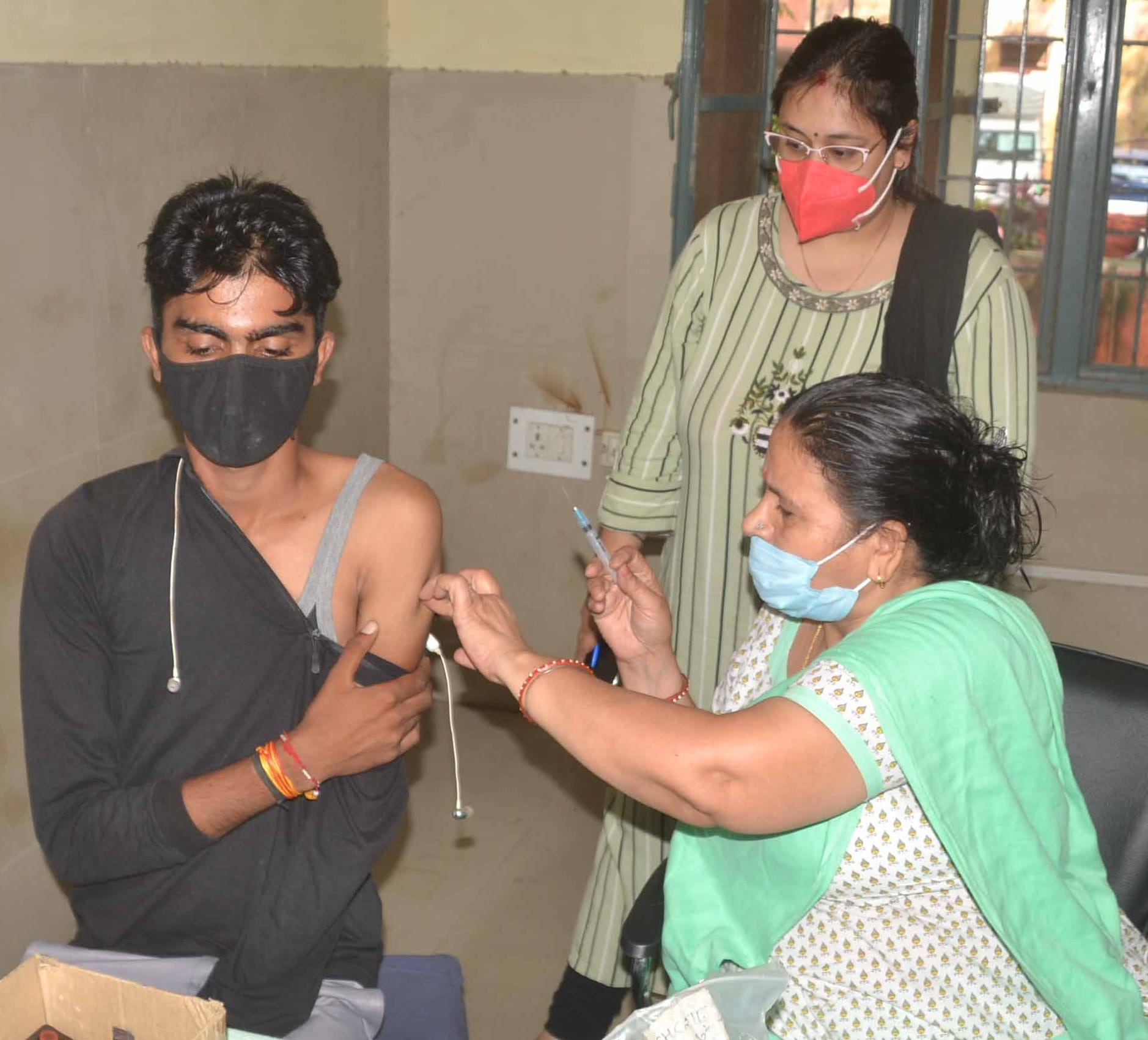 शामली सीएचसी में युवक को कोरोनारोधी टीका लगाती महिला चिकित्सक। शामली सीएचसी में युवक को कोरोनारोधी टीका लगाती महिला चिकित्सक।