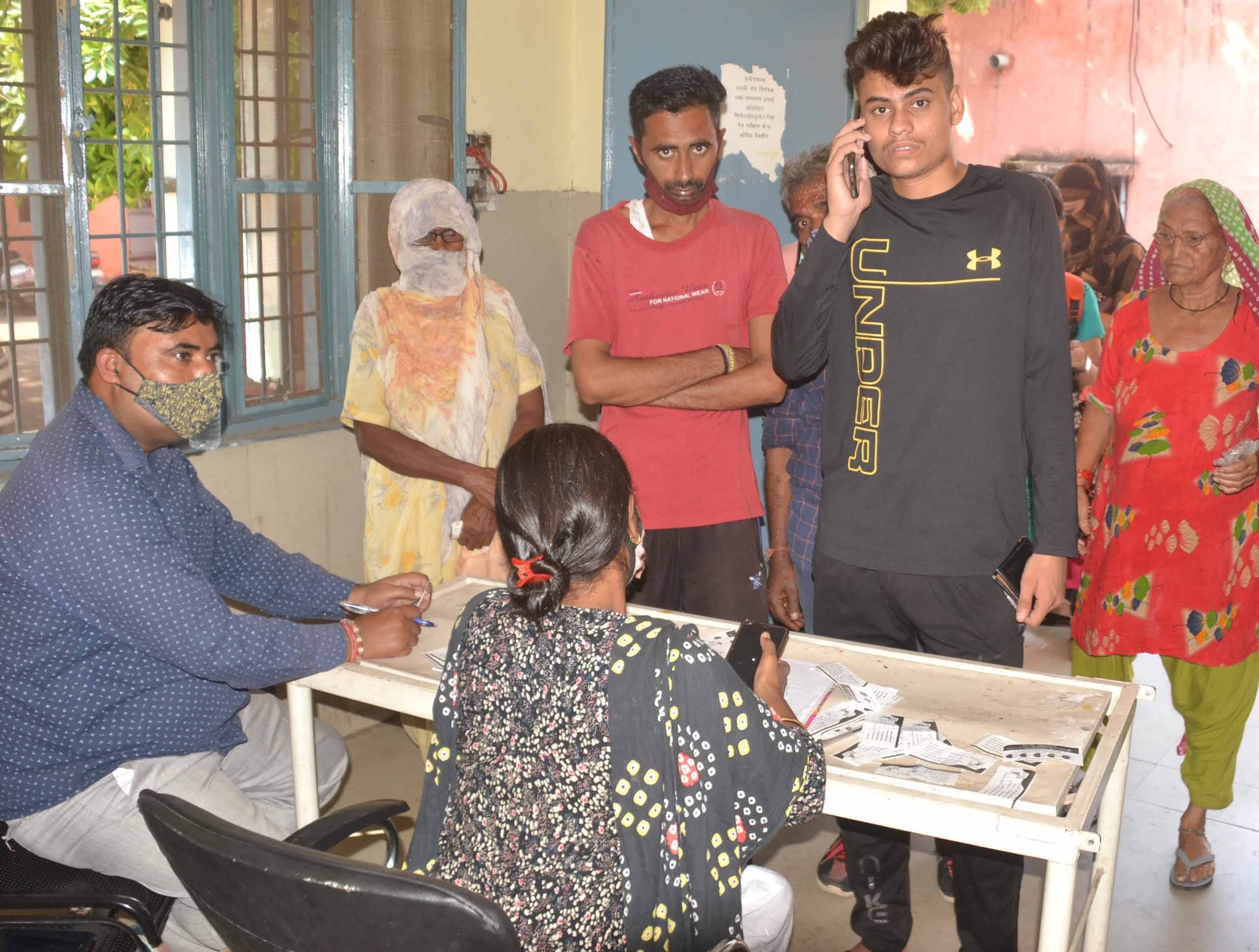 शामली सीएचसी में कोरोनारोधी टीका लगवाने से पूर्व पंजीकरण करवाते लोग। शामली सीएचसी में कोरोनारोधी टीका लगवाने से पूर्व पंजीकरण करवाते लोग।