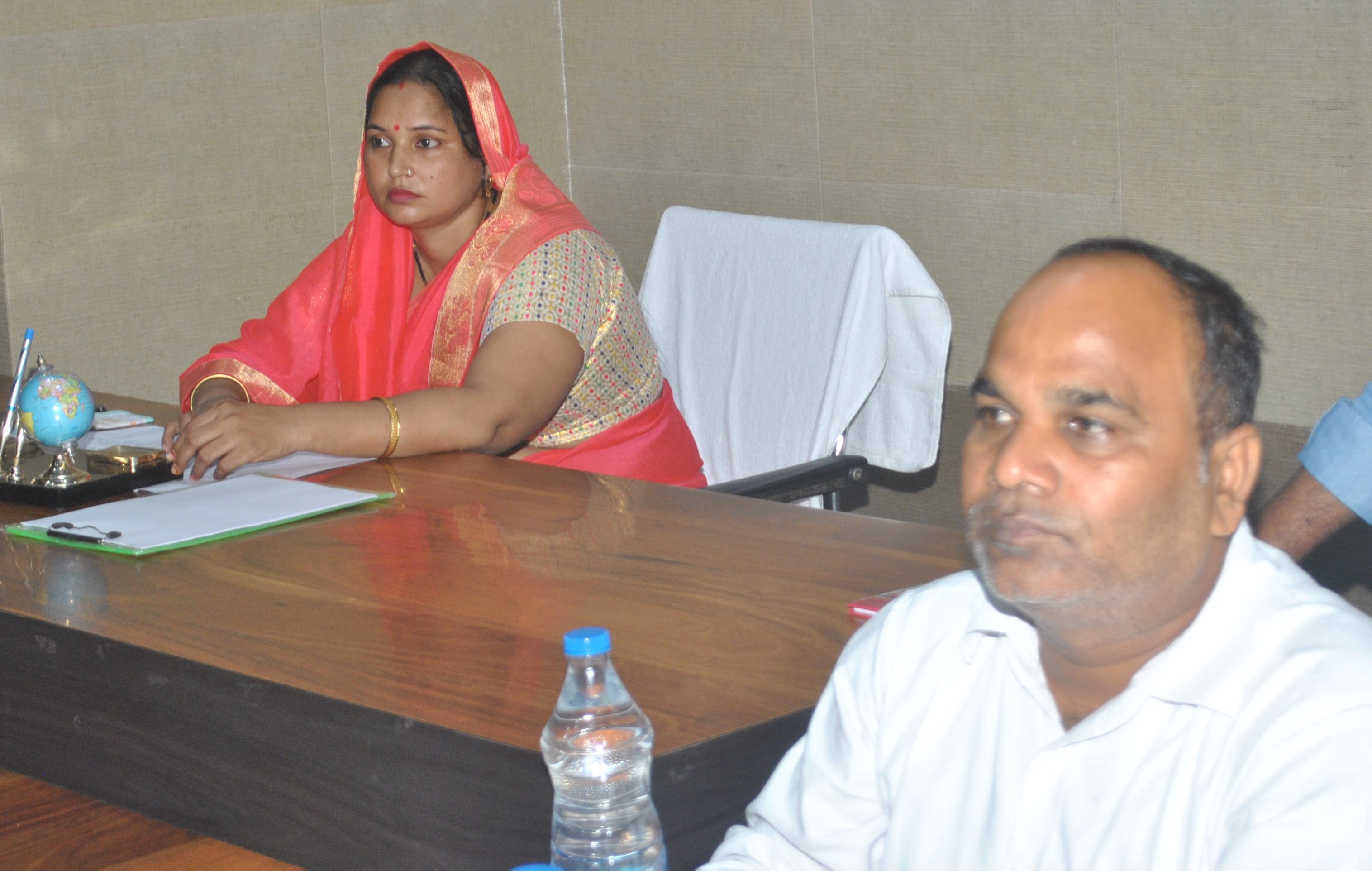 शामली नगरपालिका में आयोजित बोर्ड बैठक में भाग लेतीं महिला सभासद और पालिका अधिकारी। शामली नगरपालिका में आयोजित बोर्ड बैठक में भाग लेतीं महिला सभासद और पालिका अधिकारी।