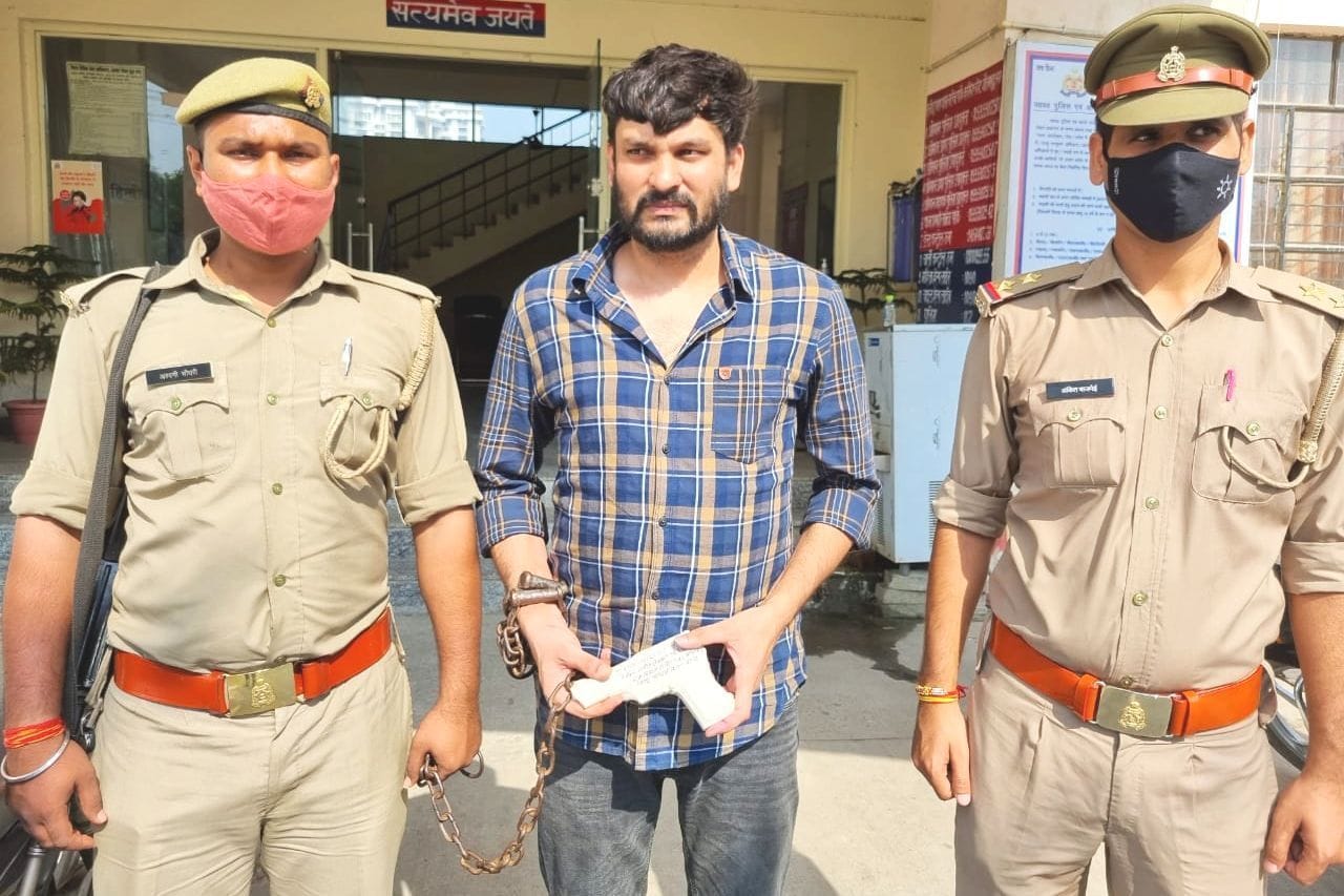 थाना नॉलेज पार्क पुलिस की हिरासत में सीरियल किलर। थाना नॉलेज पार्क पुलिस की हिरासत में सीरियल किलर।