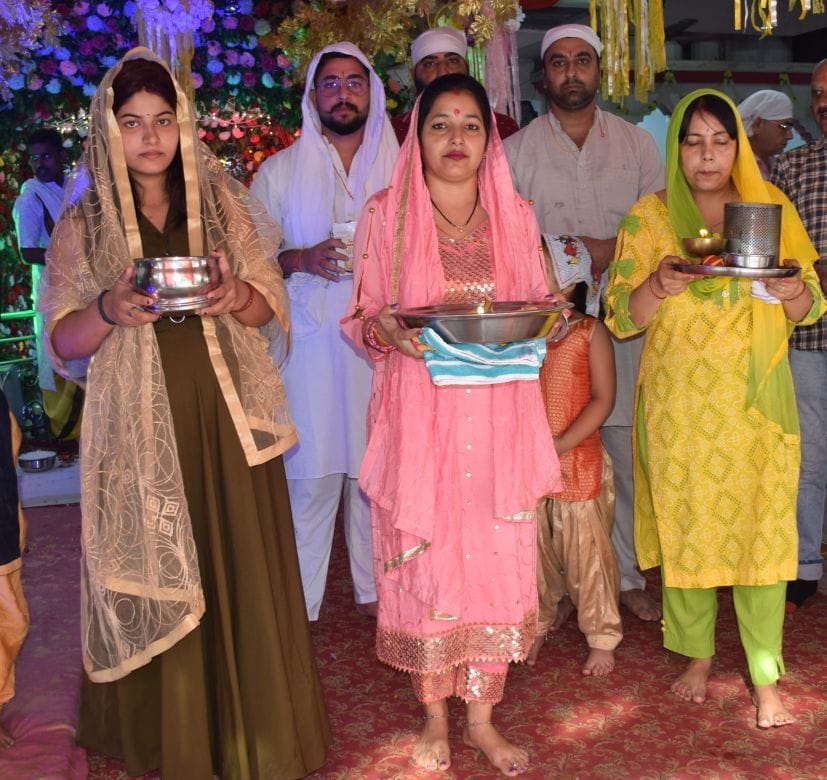 रुद्रपुर के दुर्गा मंदिर से मां ज्वाला की ज्योत लेकर जातीं महिलाएं। रुद्रपुर के दुर्गा मंदिर से मां ज्वाला की ज्योत लेकर जातीं महिलाएं।