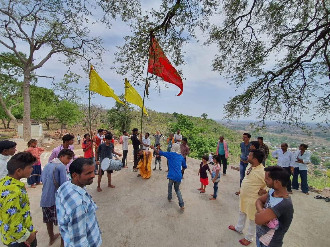 माता के मंदिर पर ध्वजा लेकर जाते श्रद्धालु माता के मंदिर पर ध्वजा लेकर जाते श्रद्धालु