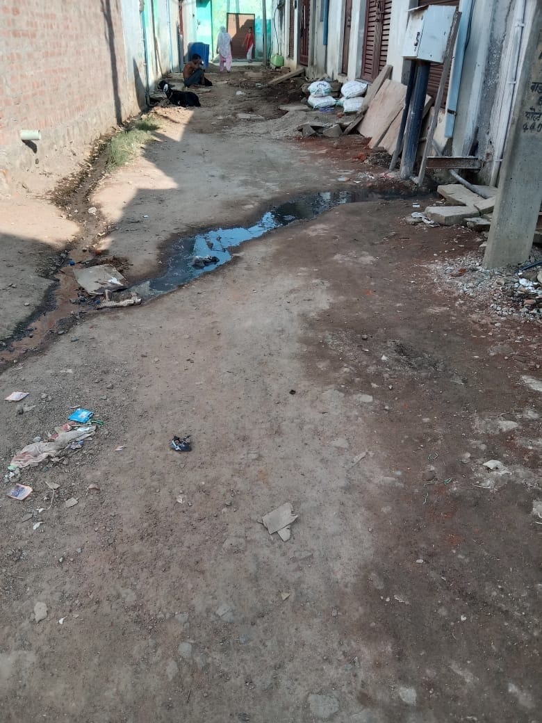 नेहरू नगर की गली में फैल रहा दूषित पानी