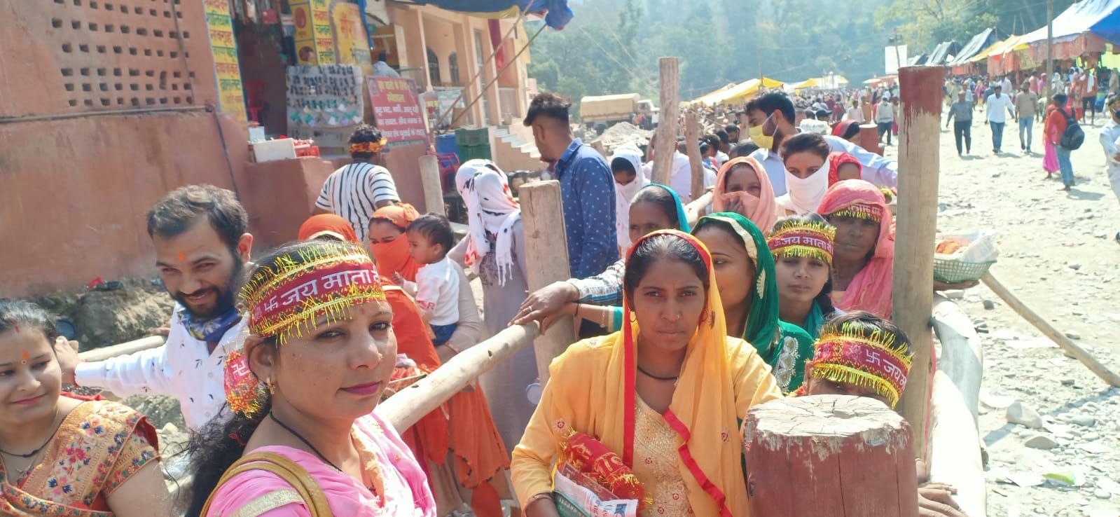 शाकंभरी में माता के दर्शनों को कतार में लगे श्रद्वालु शाकंभरी में माता के दर्शनों को कतार में लगे श्रद्वालु
