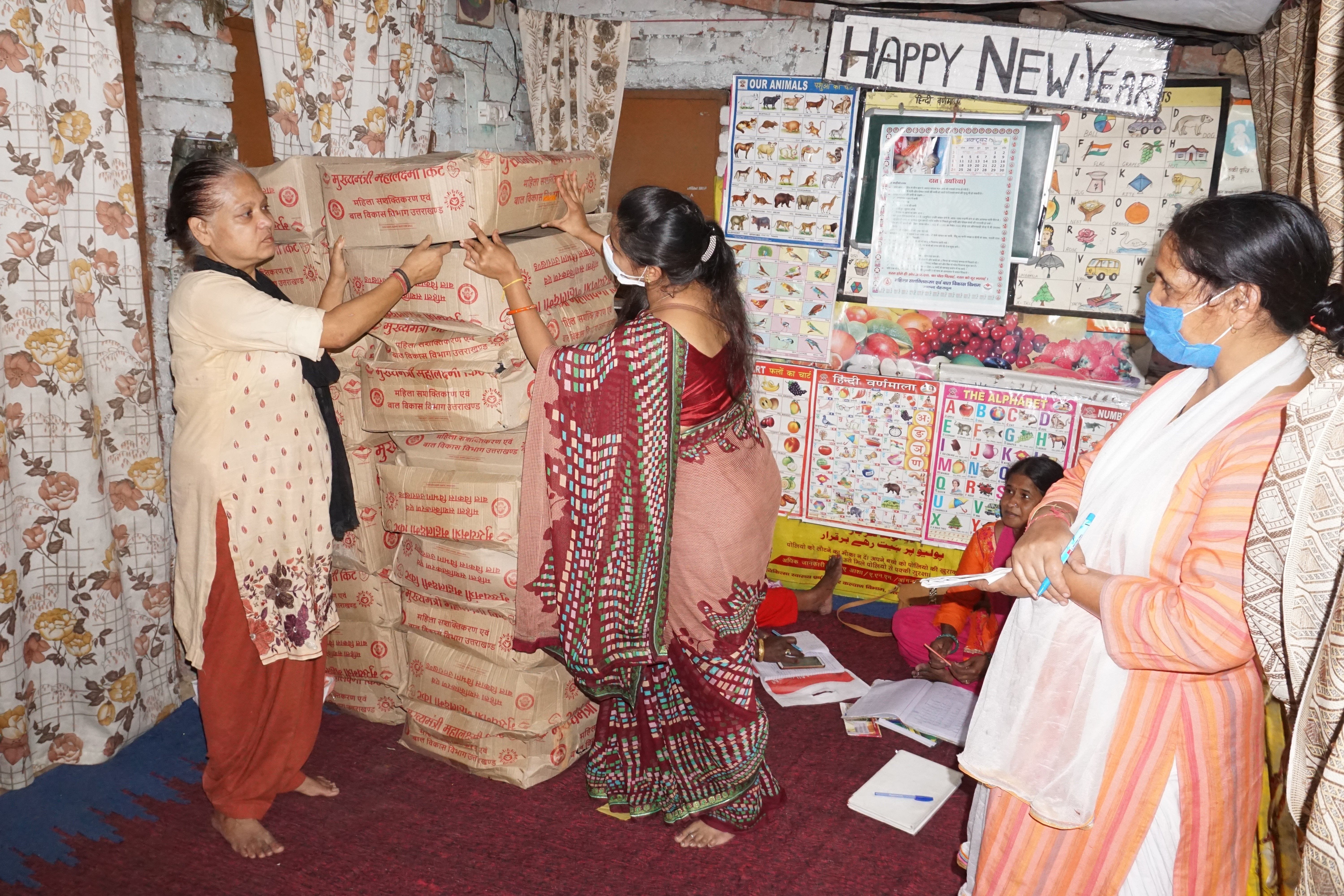 चुक्खुवाला मोहल्ले एक नंबर का आंगनबाड़ी केंद्र में मुख्यमंत्री आयुश किट को बांटने की तैयारी करत