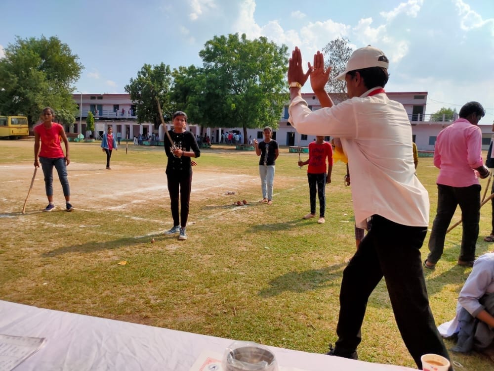 खिलाड़ियों को समझाते टीचर
