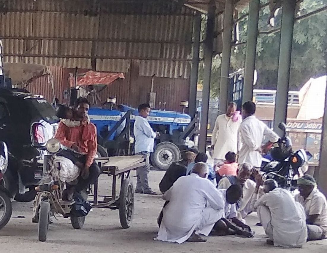रुद्रपुर गल्ला मंडी के शेड के नीचे जुआ खेलते लोग।