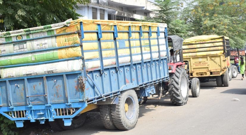 रुद्रपुर गल्ला मंडी गेट पर आढ़तों के पास खड़ी किसानों की धान से भरी ट्रालियां।
