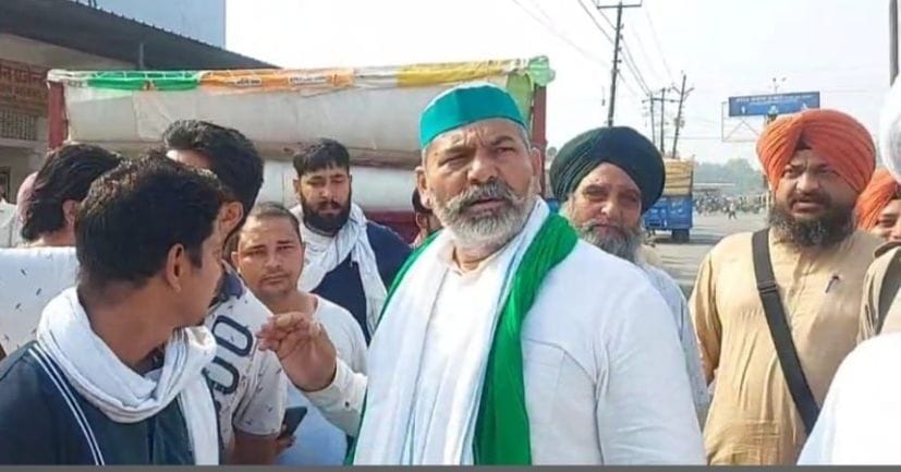 रुद्रपुर गल्ला मंडी में किसानों की सुविधाओं की जानकारी लेते राकेश टिकैत।