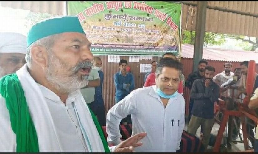 रुद्रपुर गल्ला मंडी स्थित क्रय केंद्र पर सुविधाओं की जानकारी लेते राकेश टिकैत।