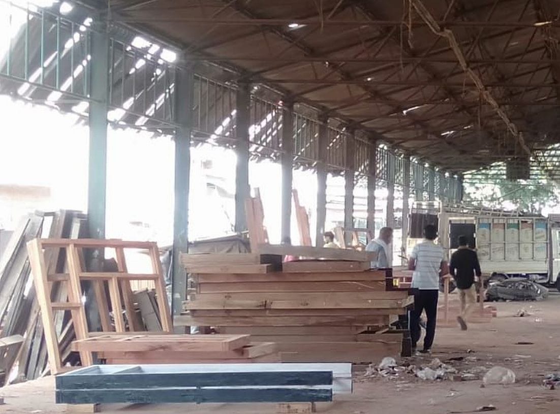 रुद्रपुर गल्ला मंडी के शेड के नीचे होता फर्नीचर का काम।