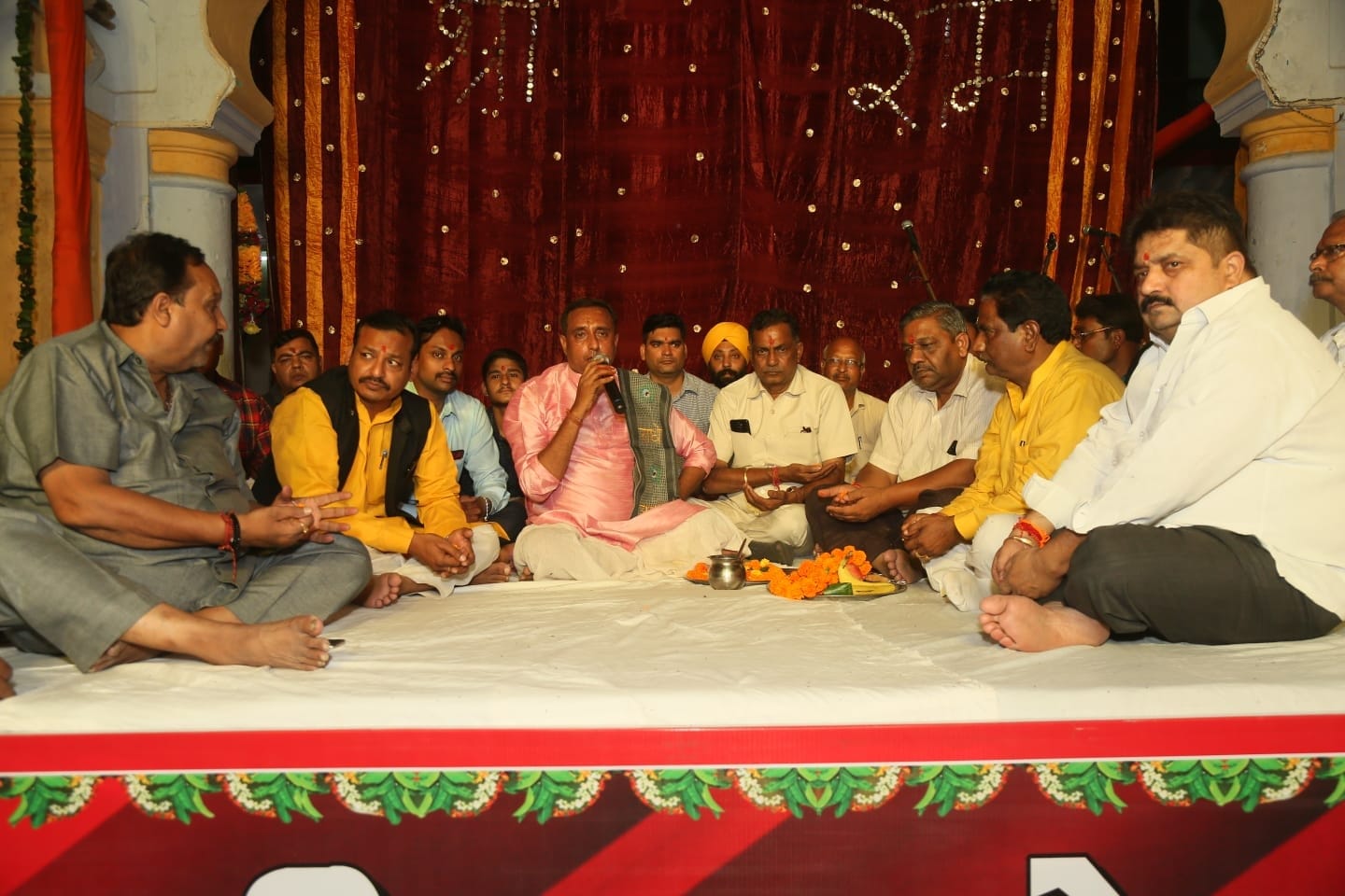 प्राचीन रामलीला का पूजन कर शुभारंभ करते पदाधिकारी प्राचीन रामलीला का पूजन कर शुभारंभ करते पदाधिकारी