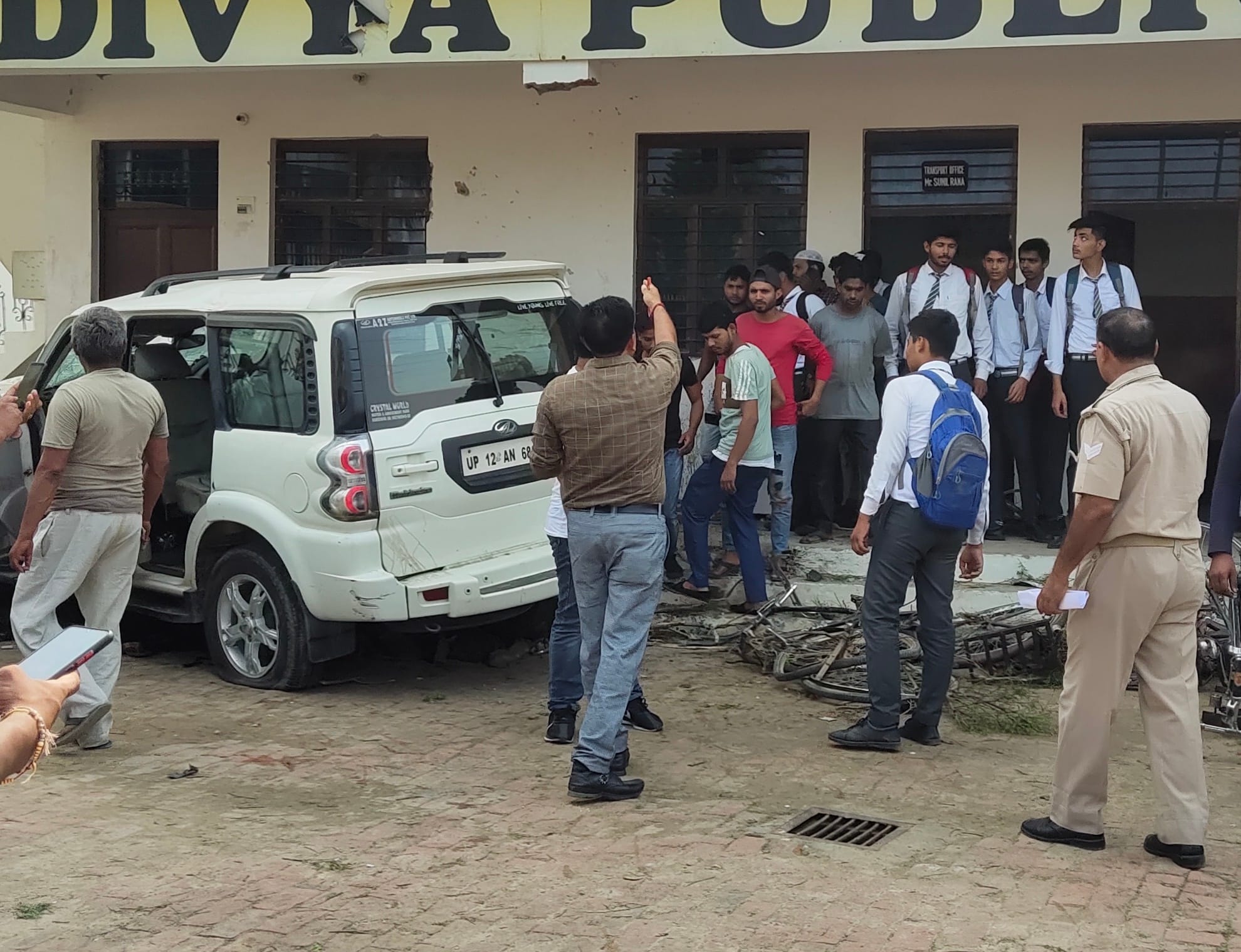 जलालाबाद  दिव्या पब्लिक स्कूल में  घुसी स्कारपियो को देखते छात्र