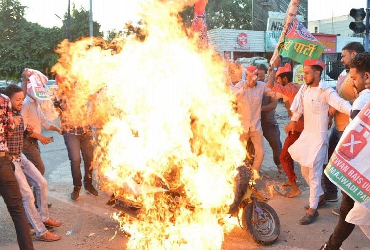 स्कूटर में आग लगाकर किया महंगाई का विरोध