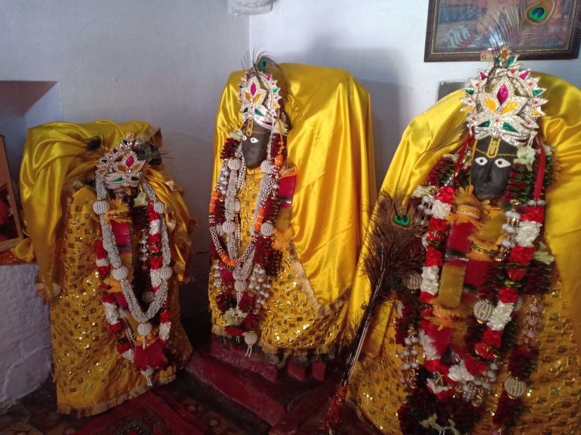 श्री विष्णु के तीनों रूपों की मूर्तियां। श्री विष्णु के तीनों रूपों की मूर्तियां।