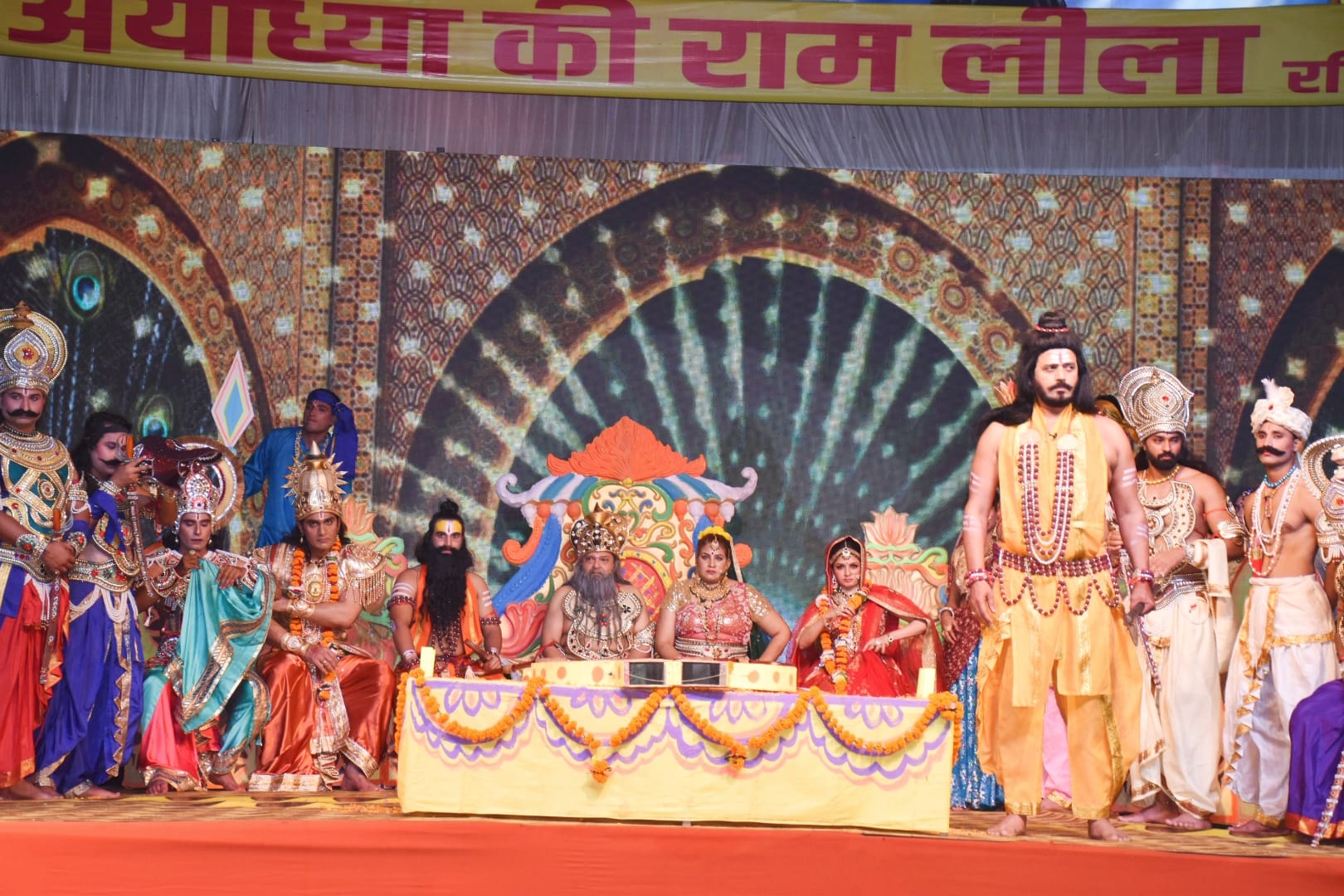 अयोध्या राम लीला के मंचन के दौरान जनक के दरबार में परशुराम की भूमिका में फिल्म अभिनेता व सांसद रव? अयोध्या राम लीला के मंचन के दौरान जनक के दरबार में परशुराम की भूमिका में फिल्म अभिनेता व सांसद रव?