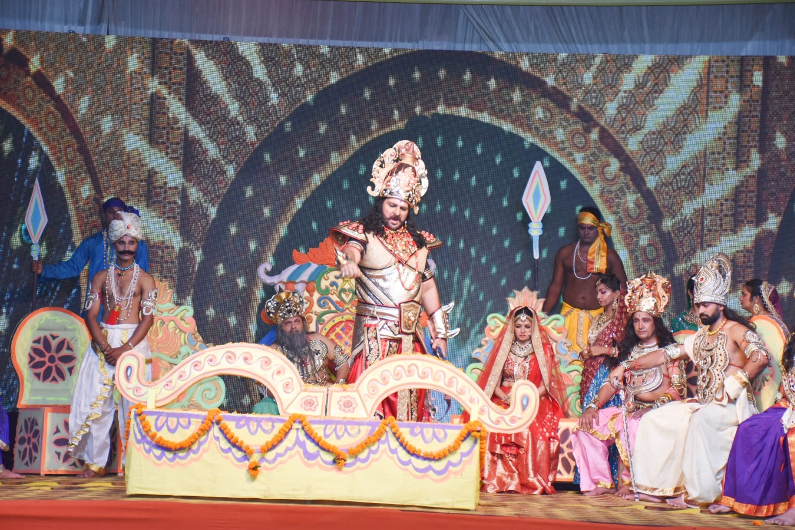 अयोध्या राम लीला के मंचन के दौरान सीता स्वयंवर के दौरान राजा जनक के दरबार में रावण की भूमिका में म? अयोध्या राम लीला के मंचन के दौरान सीता स्वयंवर के दौरान राजा जनक के दरबार में रावण की भूमिका में म?