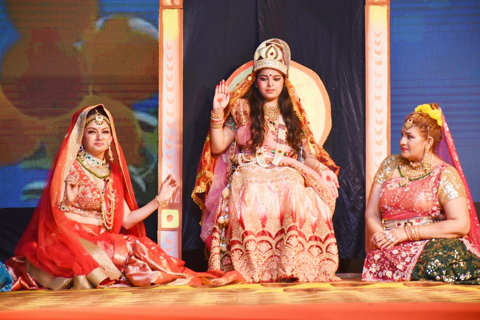 अयोध्या रामलीला के मंचन के दौरान सीता की भूमिका में फिल्म अभिनेत्री भाग्यश्री अयोध्या रामलीला के मंचन के दौरान सीता की भूमिका में फिल्म अभिनेत्री भाग्यश्री