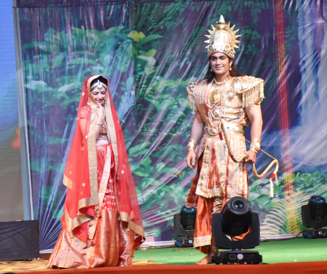 अयोध्या राम लीला के मंचन के दौरान फुलवारी लीला के दौरान जनकपुर में मिले राम और सीता अयोध्या राम लीला के मंचन के दौरान फुलवारी लीला के दौरान जनकपुर में मिले राम और सीता