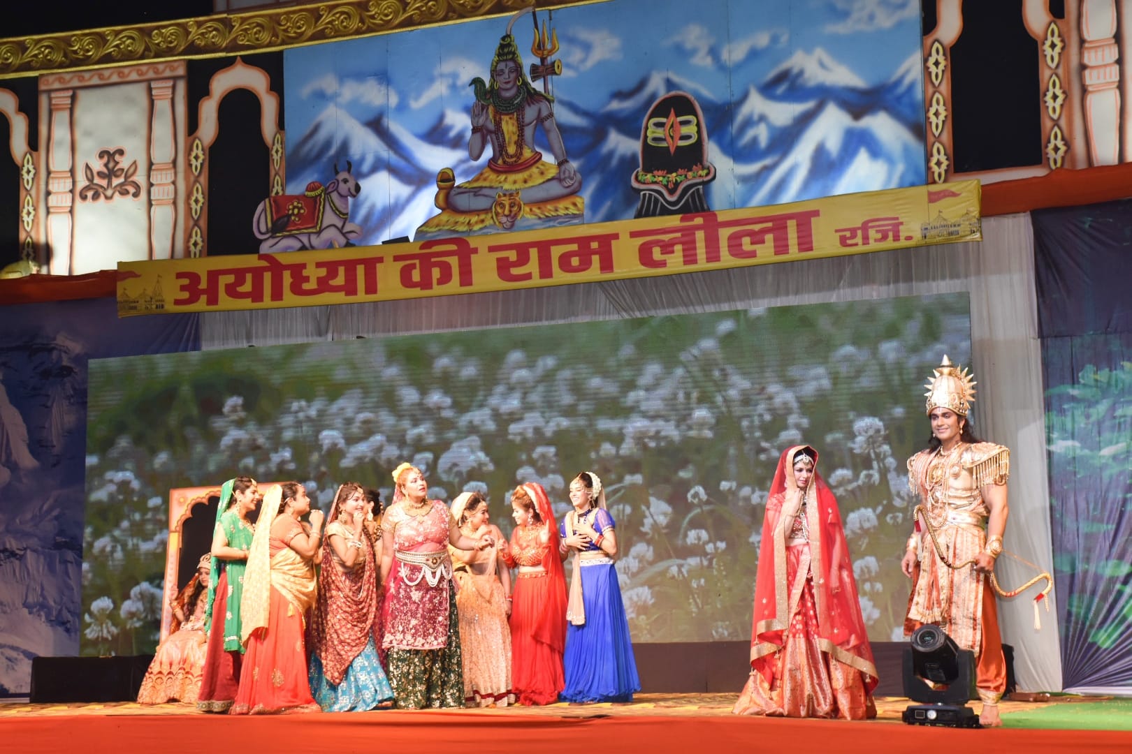 अयोध्या राम लीला के मंचन के दौरान फुलवारी लीला के दौरान जनकपुर में मिले राम और सीता अयोध्या राम लीला के मंचन के दौरान फुलवारी लीला के दौरान जनकपुर में मिले राम और सीता