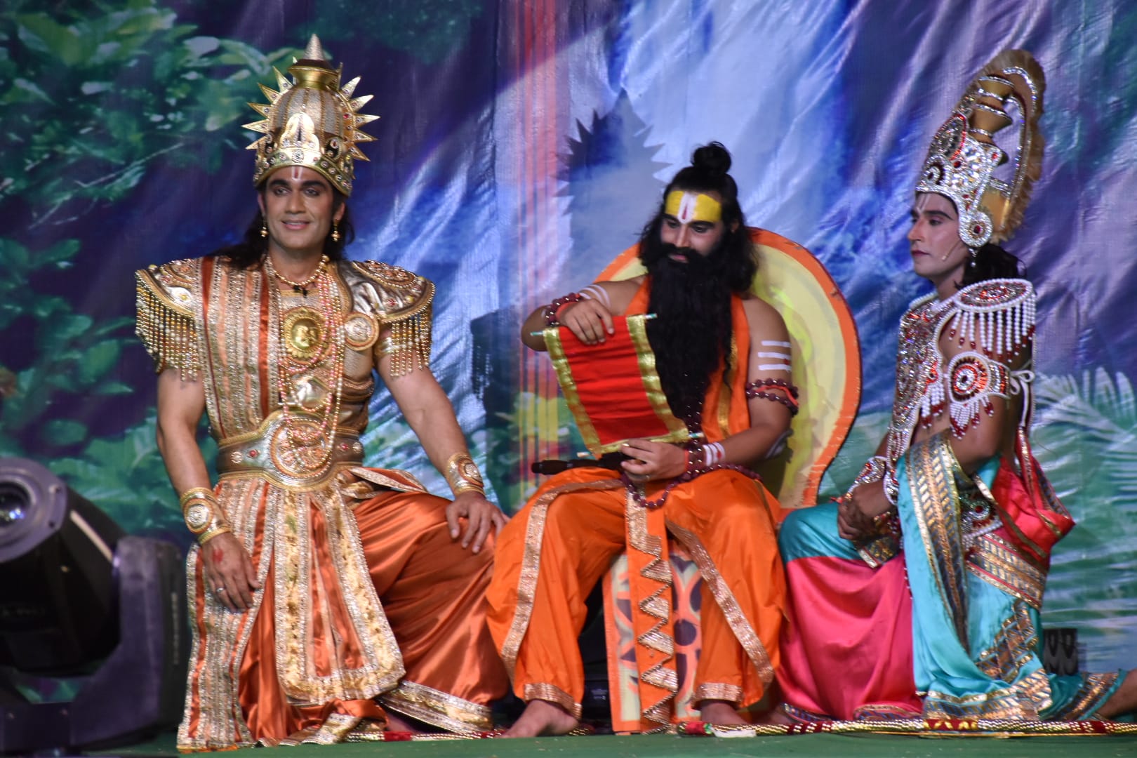 अयोध्या रामलीला के मंचन के दौरान राम लक्ष्मण और विश्वामित्र का संवाद अयोध्या रामलीला के मंचन के दौरान राम लक्ष्मण और विश्वामित्र का संवाद