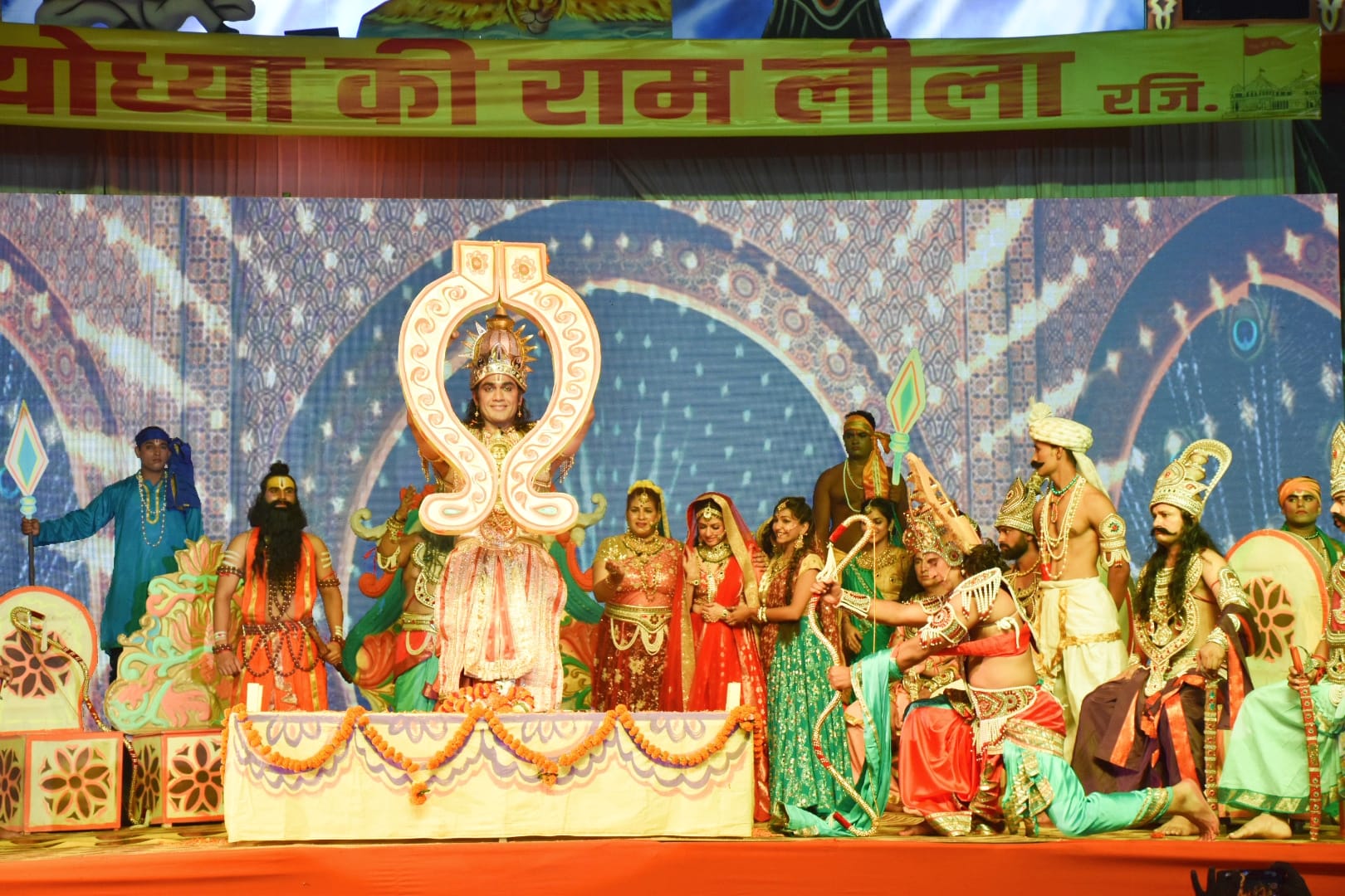 अयोध्या राम लीला के मंचन के दौरान सीता स्वयंवर में धनुष तोड़ते राम अयोध्या राम लीला के मंचन के दौरान सीता स्वयंवर में धनुष तोड़ते राम