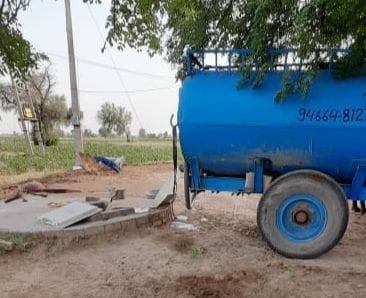 ऐलनाबाद में टेंकर से डिग्गी में पानी भरने के लिए लगाई हुई। ऐलनाबाद में टेंकर से डिग्गी में पानी भरने के लिए लगाई हुई।