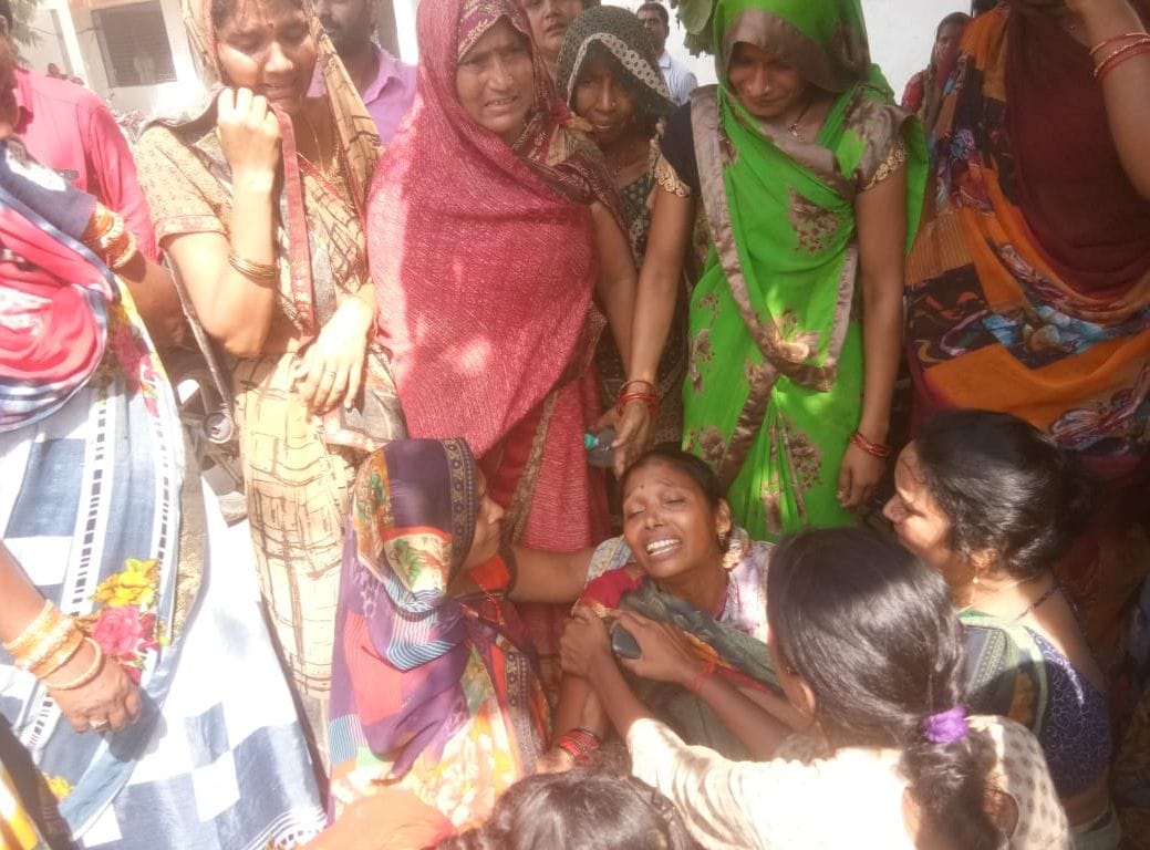 पिपहराखेड़ा गांव में हादसे के बाद रोते बिलखते परिजन। संवाद