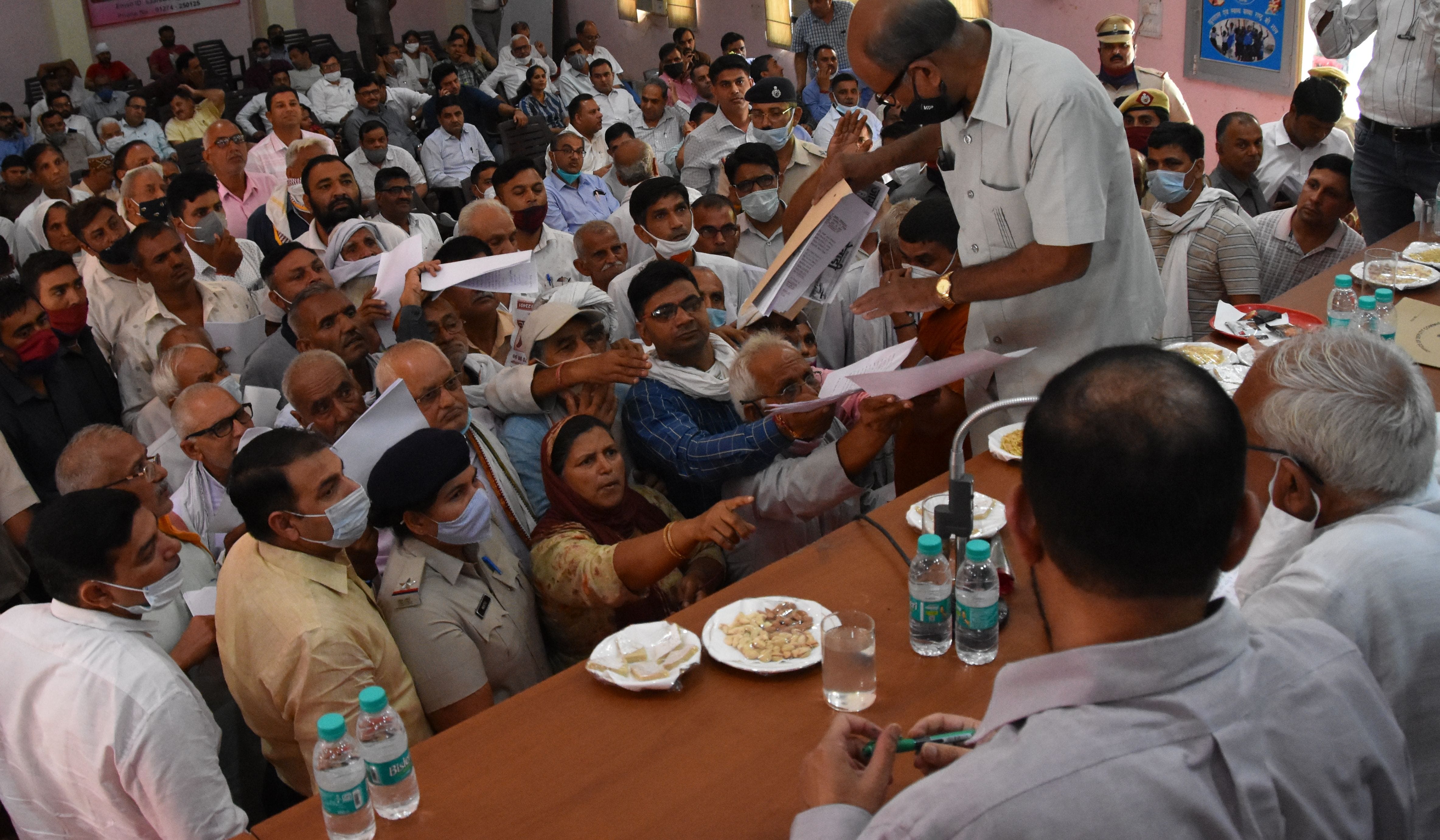 कष्ट निवारण समिति की बैठक में सामाजिक न्याय एवं अधिकारिता मंत्री लोगों की समस्या सुनते हुए। संव? कष्ट निवारण समिति की बैठक में सामाजिक न्याय एवं अधिकारिता मंत्री लोगों की समस्या सुनते हुए। संव?