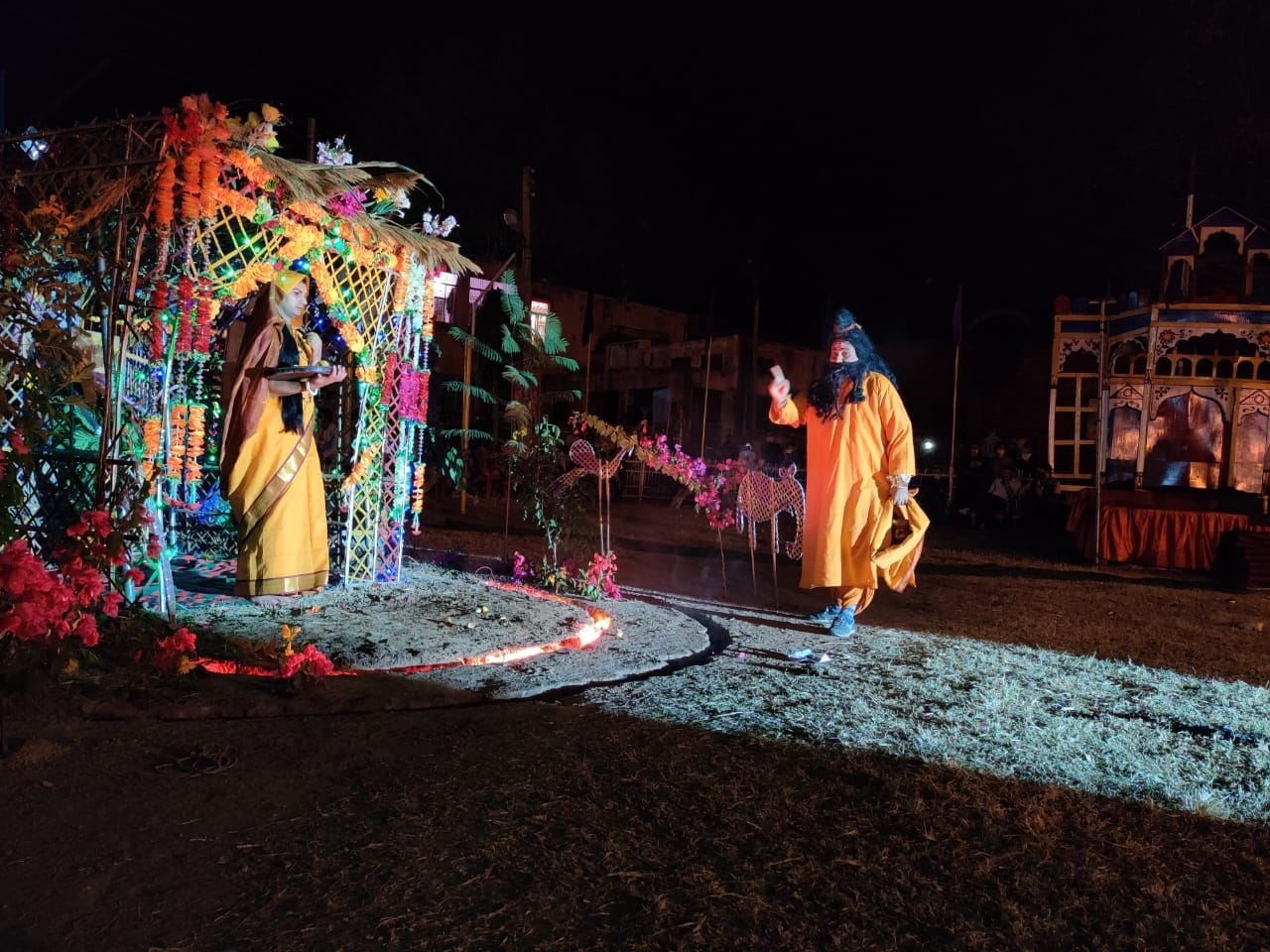 बसोहली में आयोजित होने वाली रामलीला में पेश सीता हरण का दृश्य, संवाद। बसोहली में आयोजित होने वाली रामलीला में पेश सीता हरण का दृश्य, संवाद।
