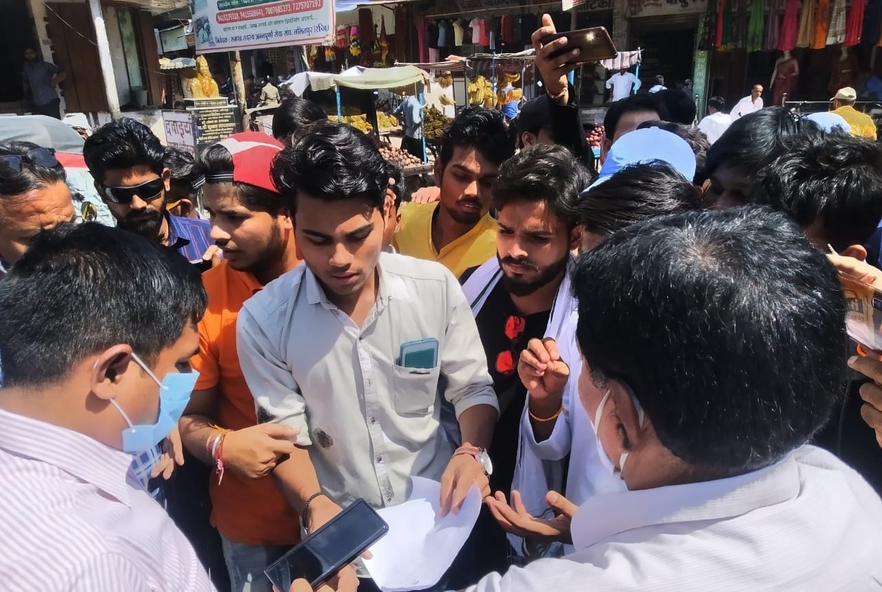 एसडीएम को अपनी अंक तालिका दिखाते छात्र