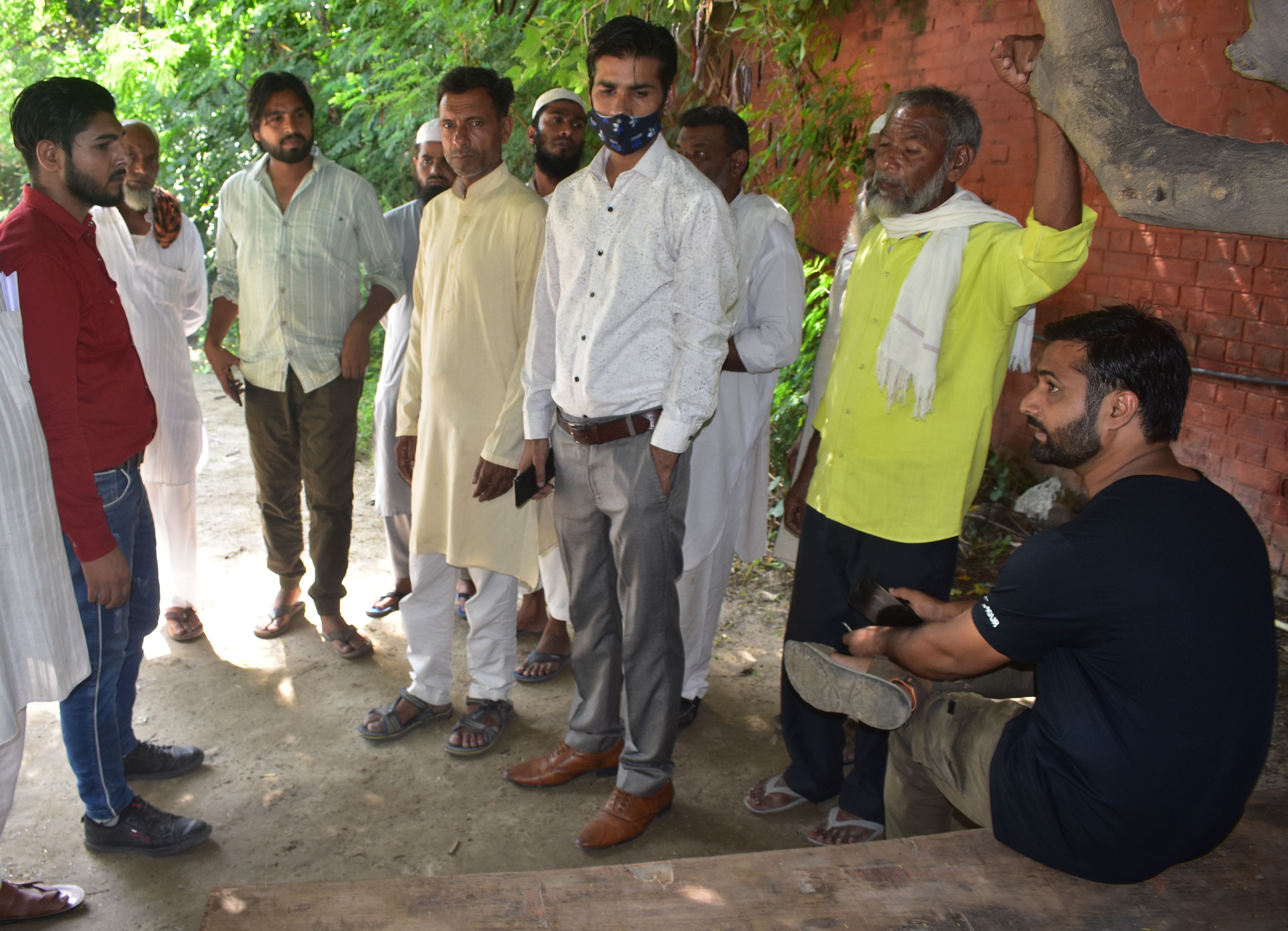 पानीपत। सिविल अस्पताल स्थित शव गृह के बाहर मौजूद मृतक इकराम के परिजन। पानीपत। सिविल अस्पताल स्थित शव गृह के बाहर मौजूद मृतक इकराम के परिजन।