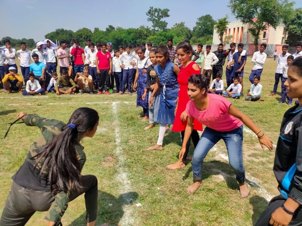 खेल कूद में कबड्डी खेलती छात्राएं खेल कूद में कबड्डी खेलती छात्राएं