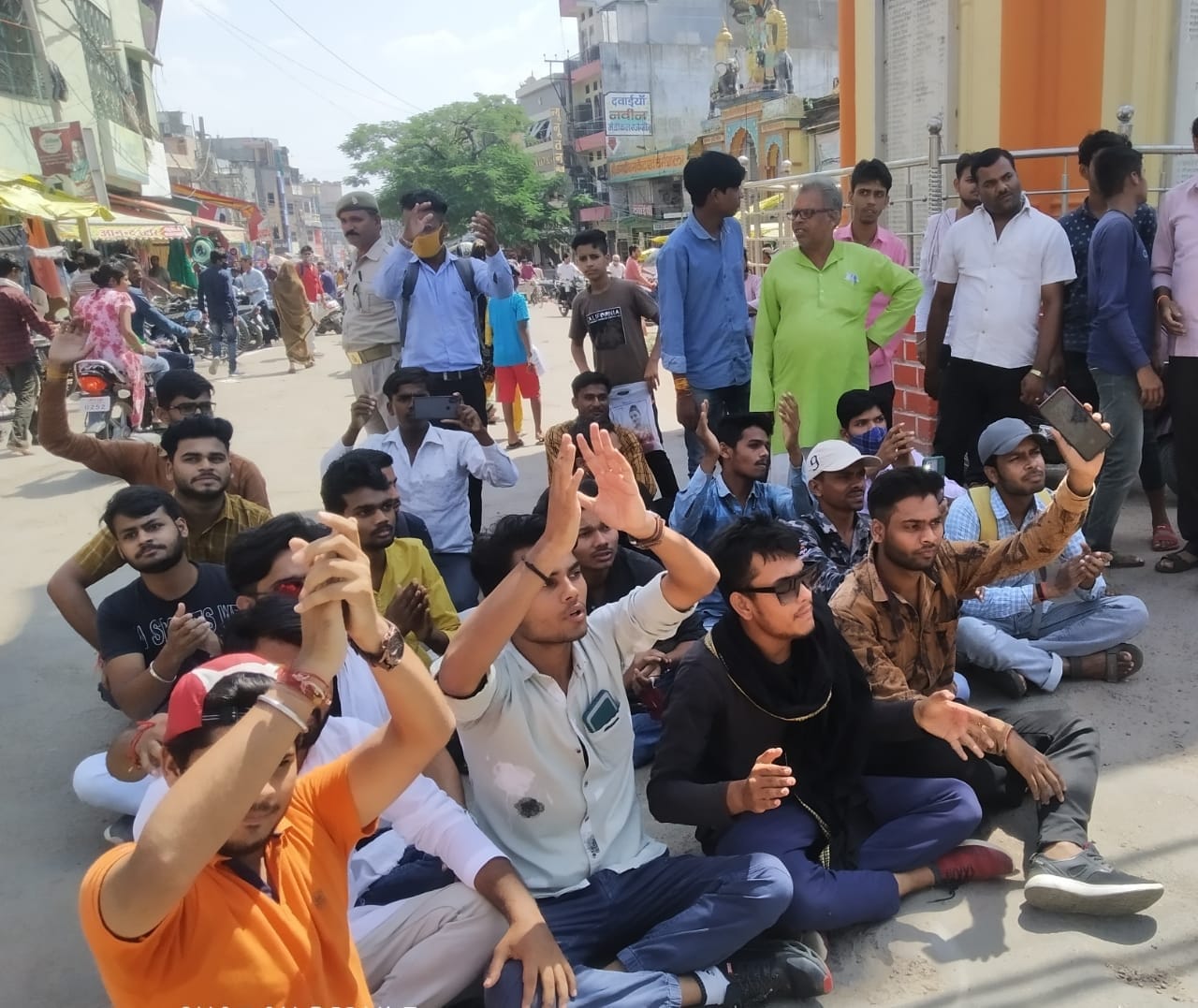 घंटाघर पर ताली बजाकर प्रदर्शन करते छात्र
