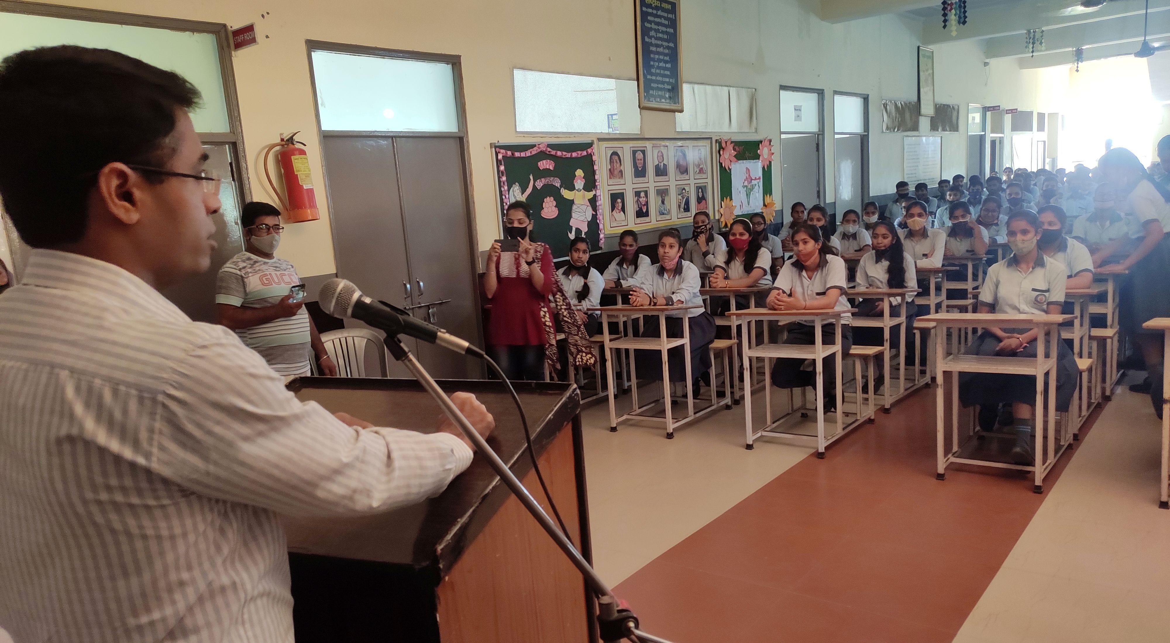पुलिस की पाठशाला कार्यक्रम को संबोधित करते एसपी राजेश कुमार। संवाद