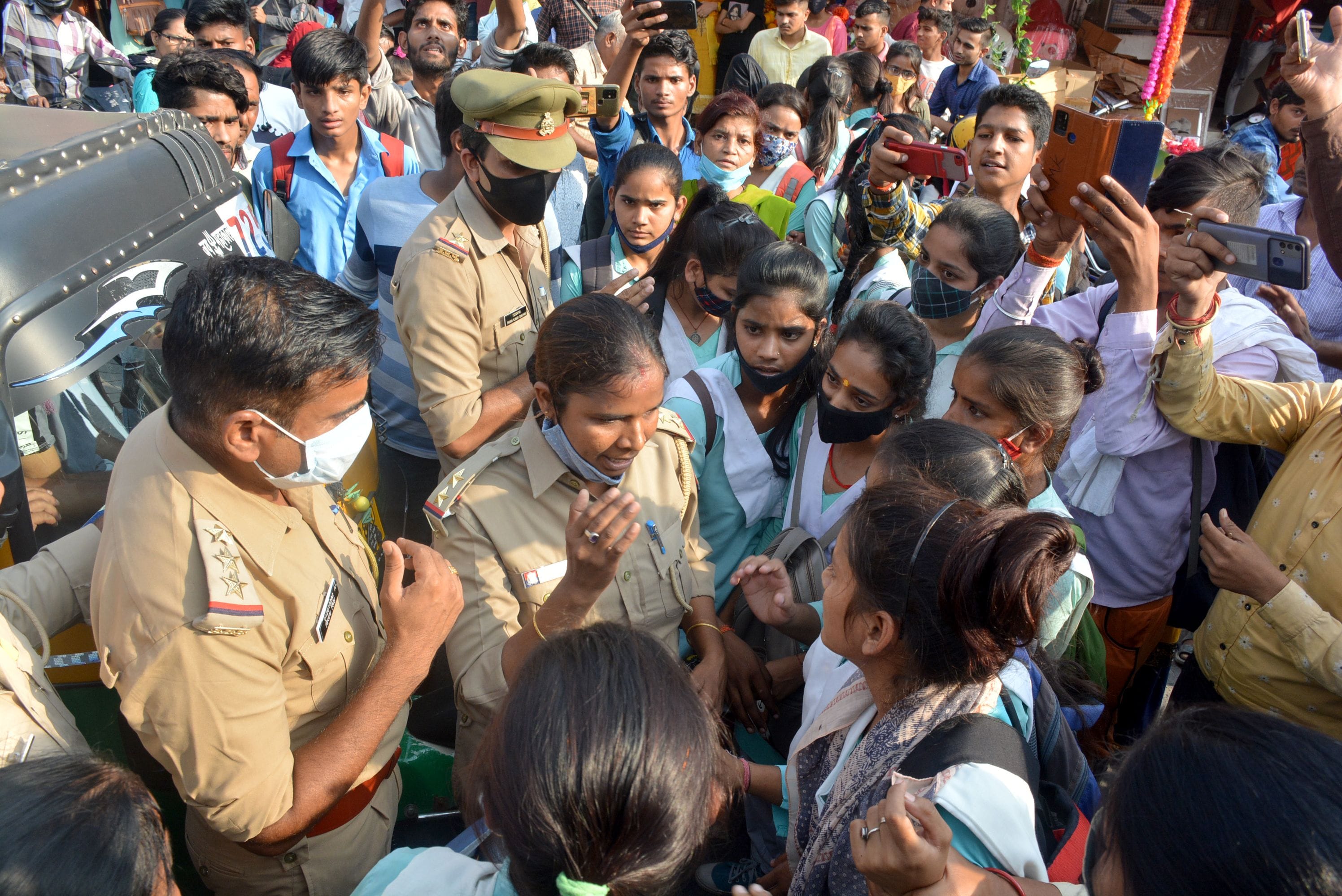  जाम लगा रहीं छात्राओं को समझाते इंस्पेक्टर विजय कुमार।
