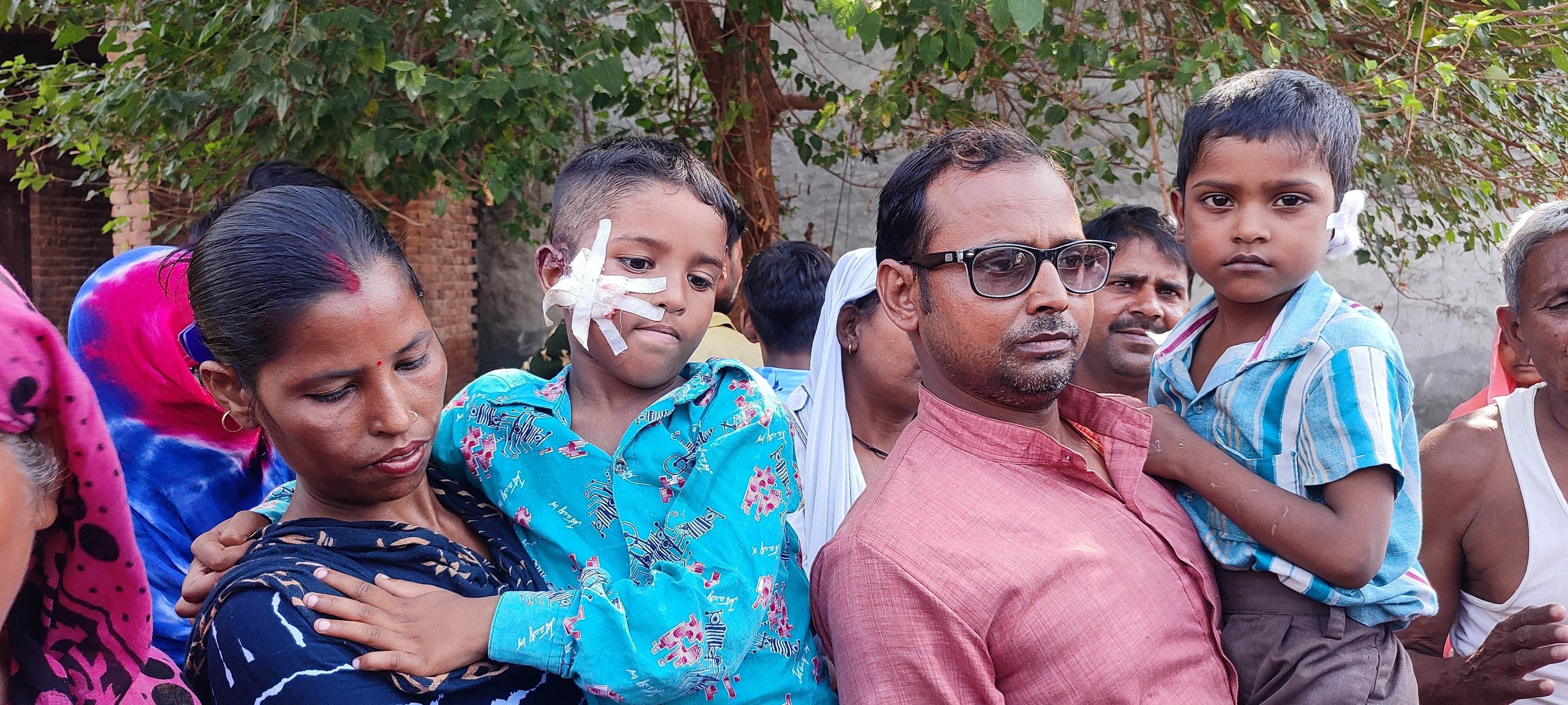 घायल कार्तिक मां गीता के साथ और हर्ष का कान दिखाते यशवंत सिंह।
