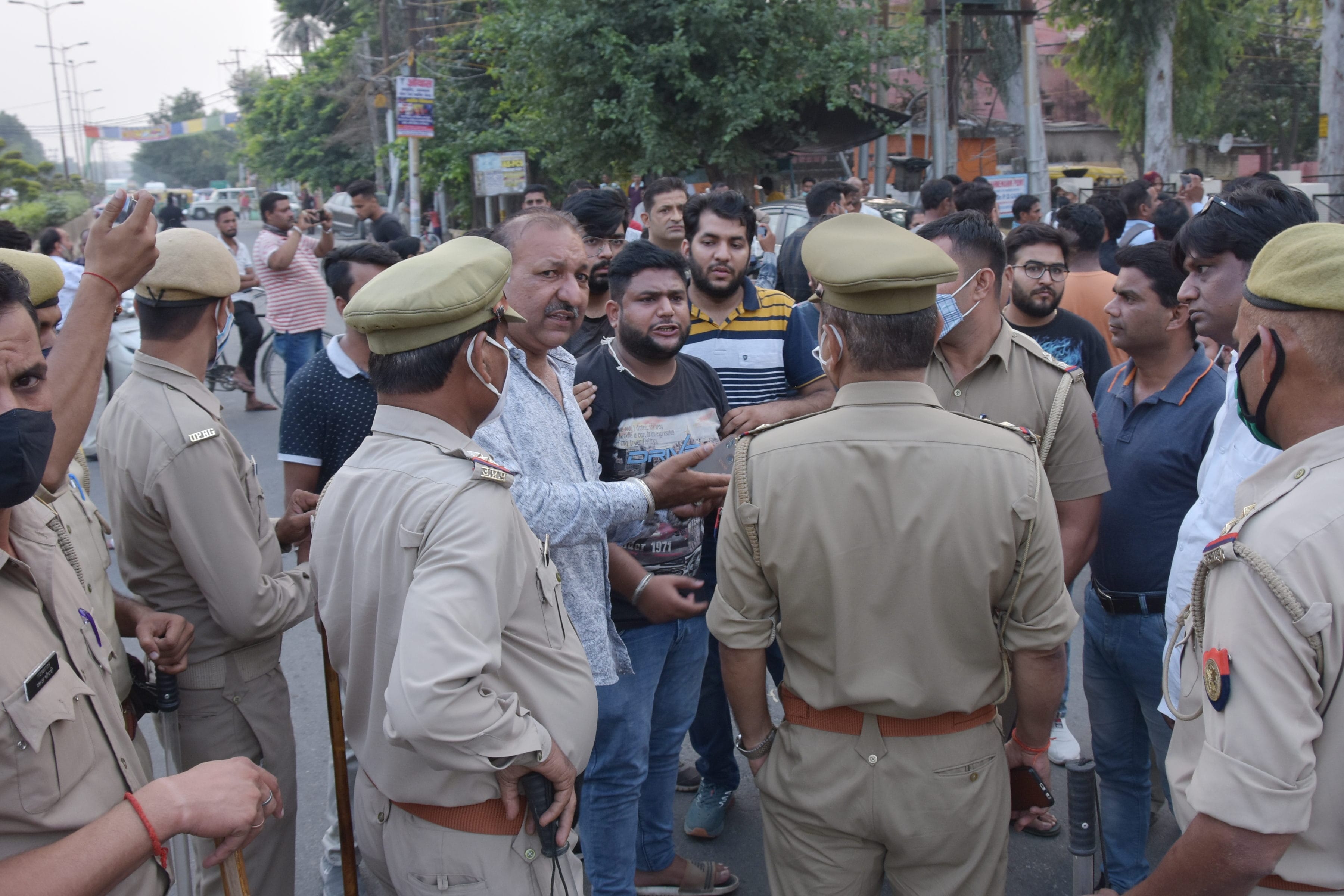 दिल्ली रोड़ स्थित जगदंबा अस्पताल में युवक की मौत के बाद जाम लगने के दौरान परिवार और पुलिस में होत? दिल्ली रोड़ स्थित जगदंबा अस्पताल में युवक की मौत के बाद जाम लगने के दौरान परिवार और पुलिस में होत?
