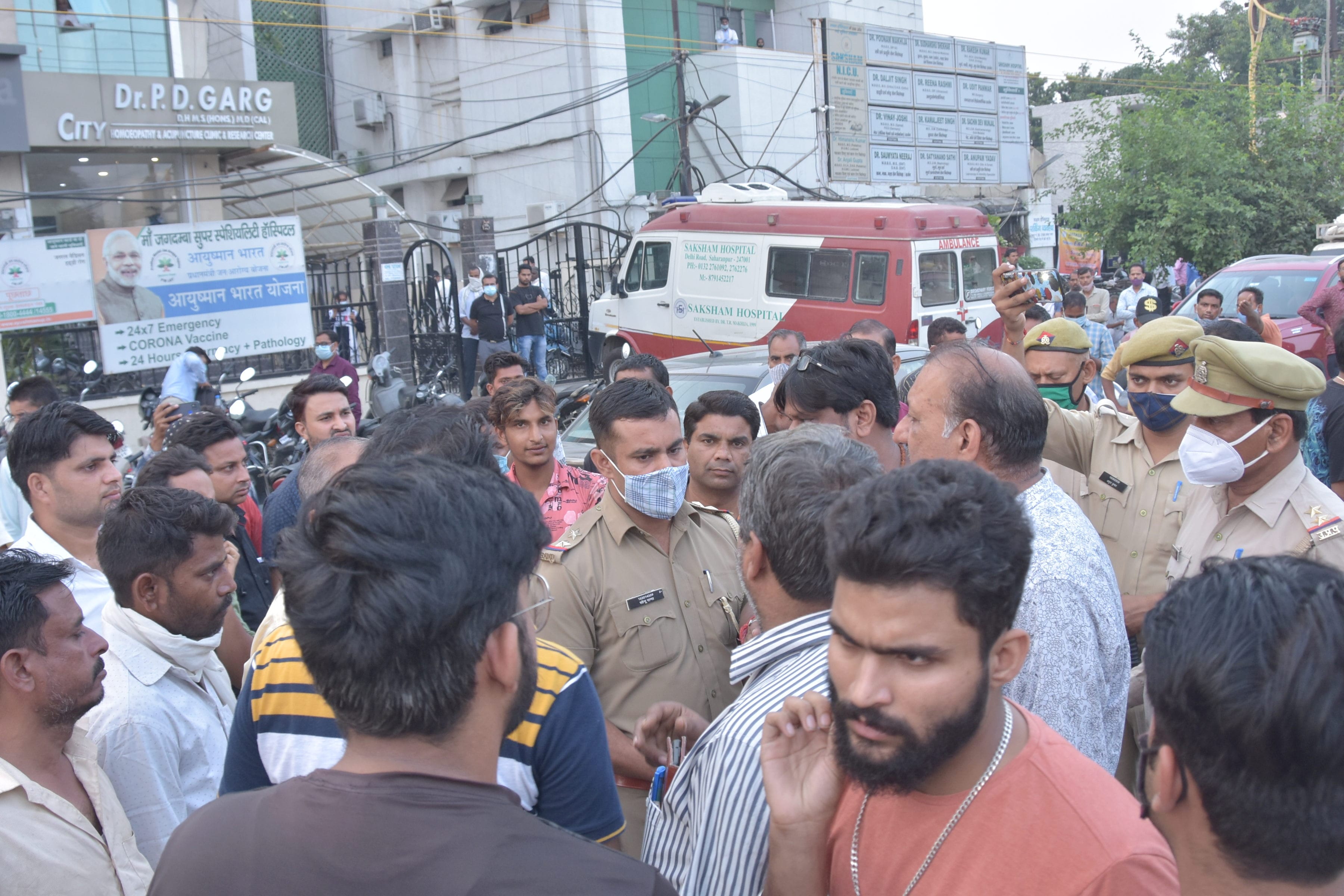 दिल्ली रोड़ स्थित जगदंबा अस्पताल में युवक की मौत के बाद जाम लगने के दौरान परिवार और पुलिस में होत? दिल्ली रोड़ स्थित जगदंबा अस्पताल में युवक की मौत के बाद जाम लगने के दौरान परिवार और पुलिस में होत?